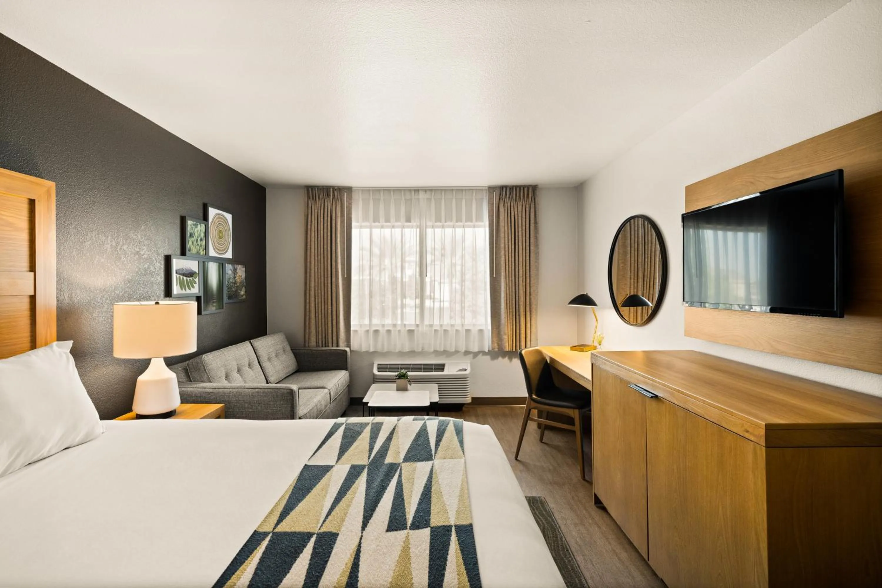 Bed in Oxford Suites Redding