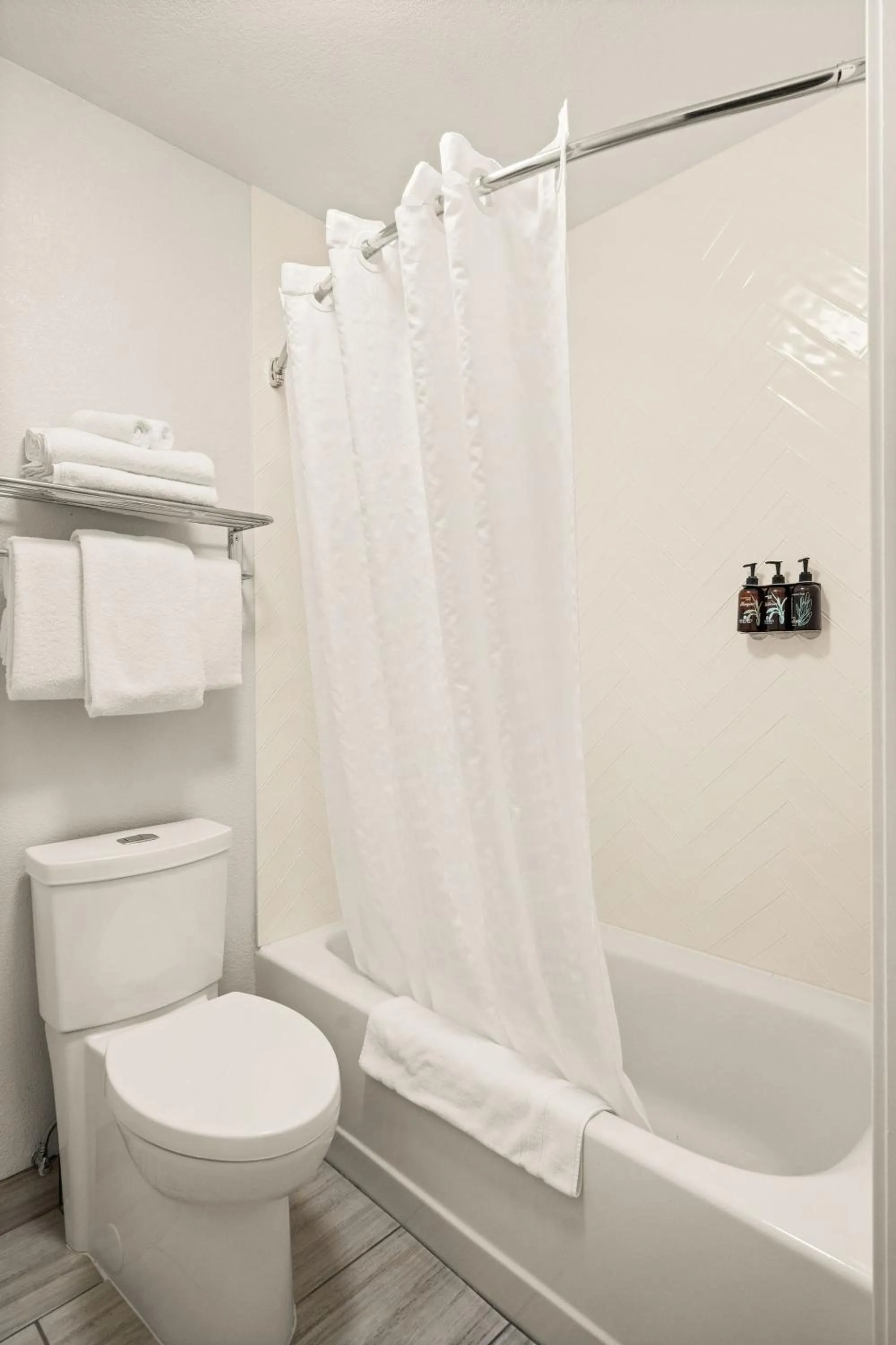 Bathroom in Oxford Suites Redding