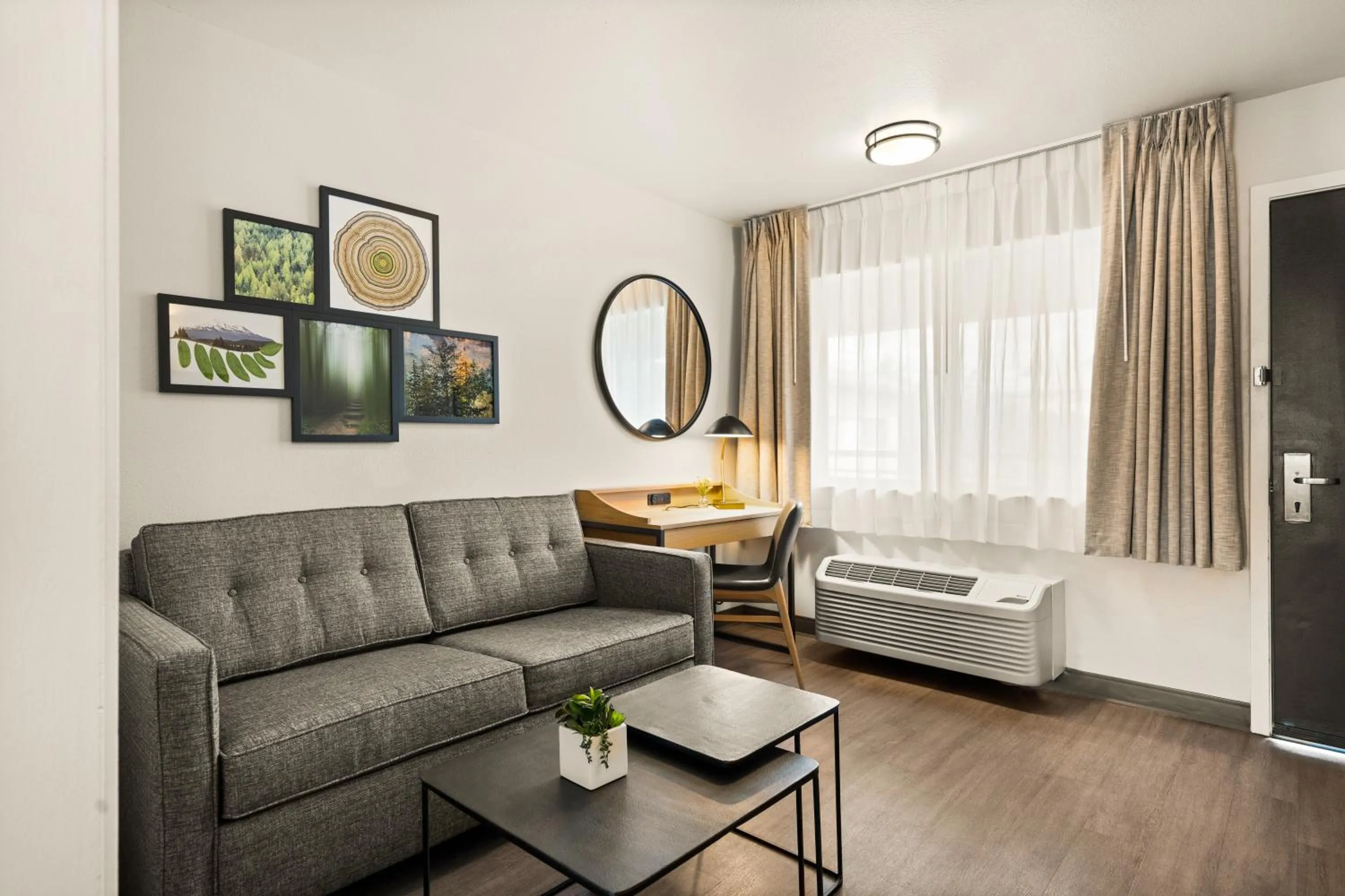 Seating area in Oxford Suites Redding