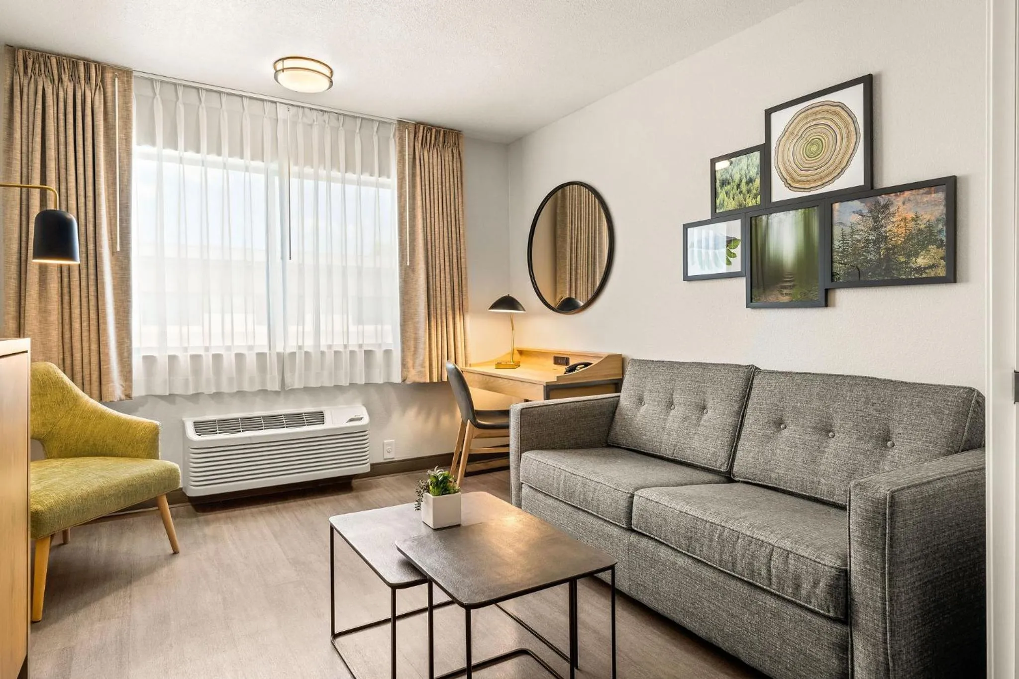 Seating area in Oxford Suites Redding