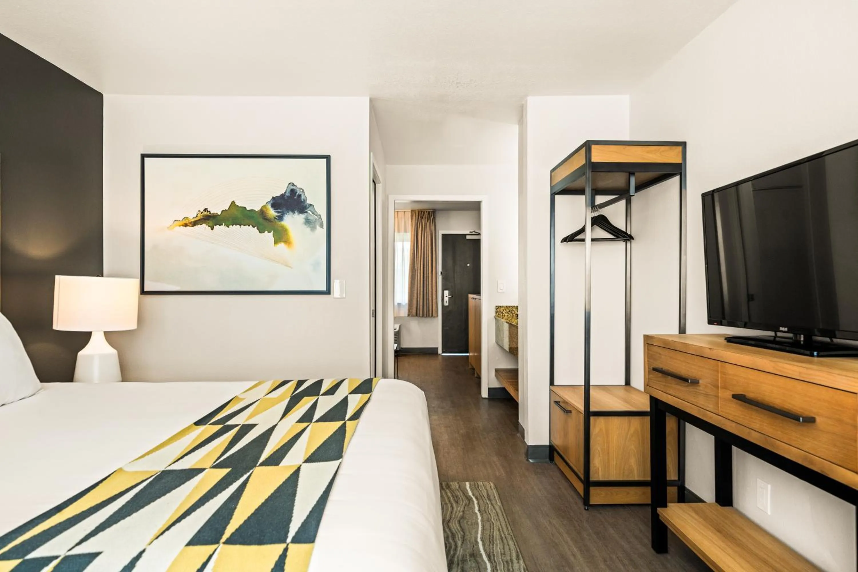 Bedroom, Bed in Oxford Suites Redding