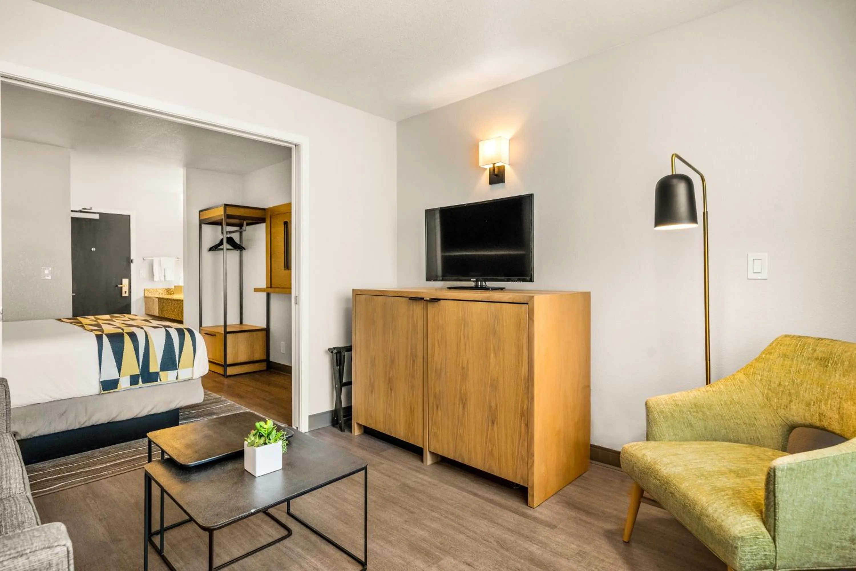 Seating area in Oxford Suites Redding