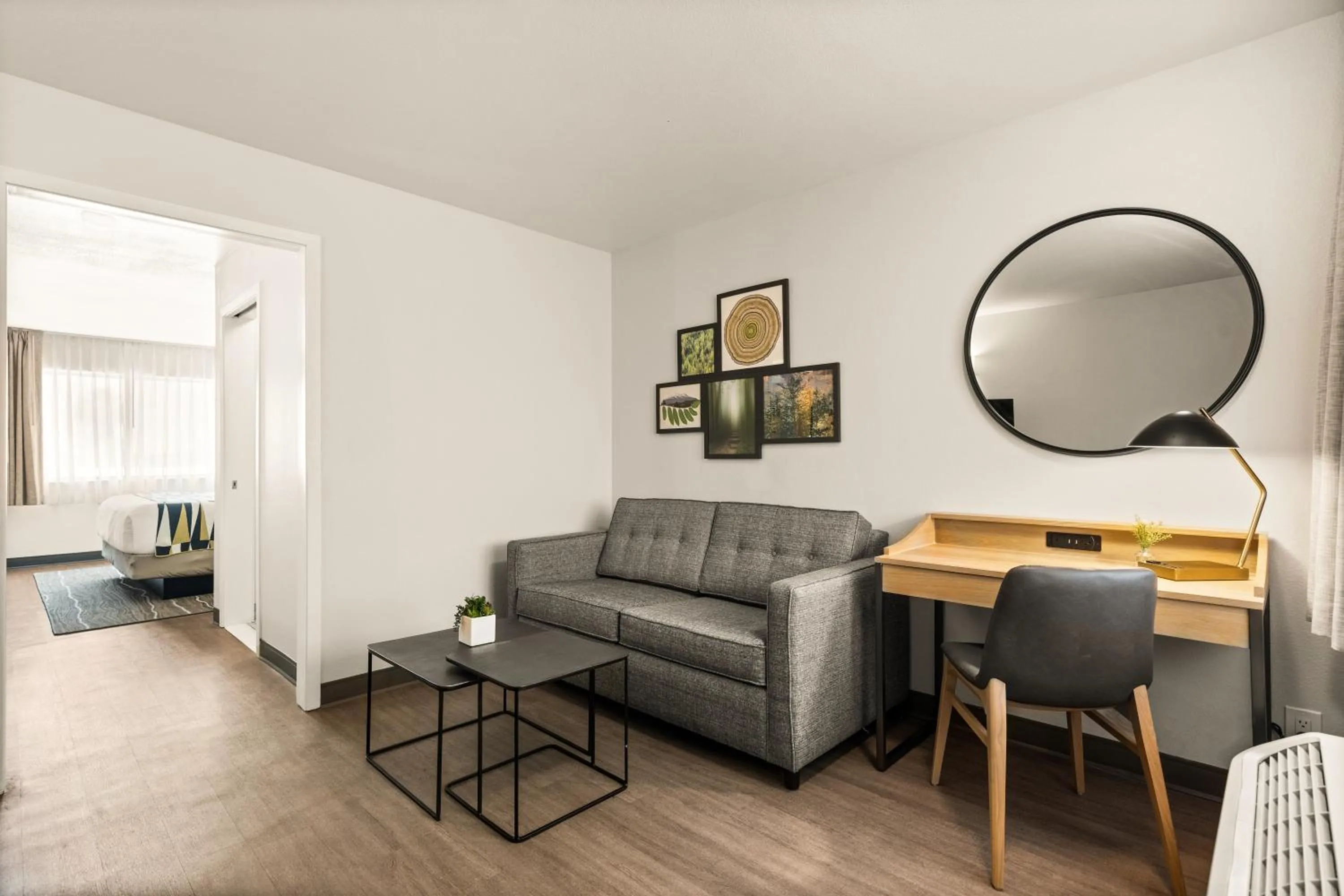 Seating area in Oxford Suites Redding