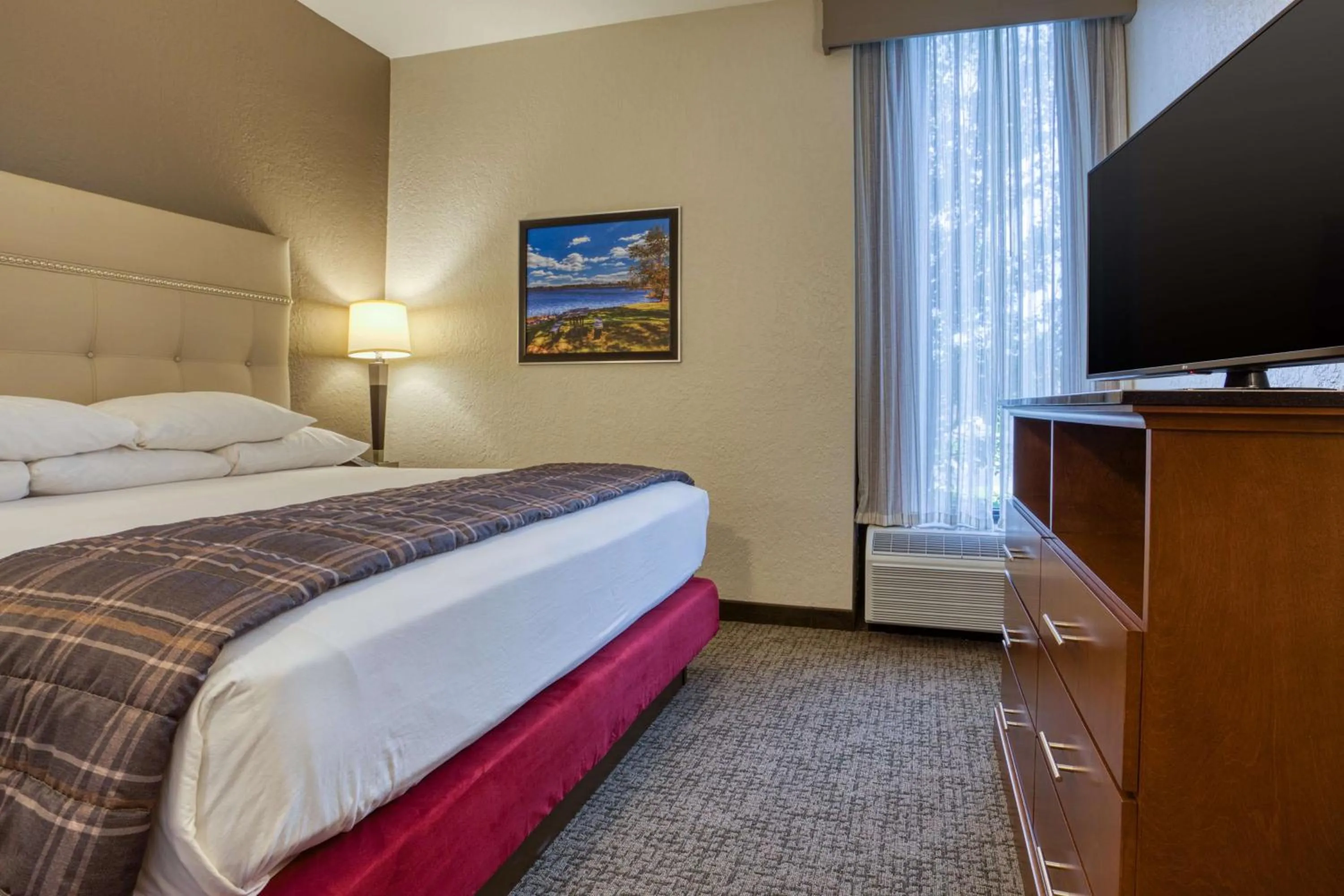 Photo of the whole room, Bed in Drury Inn & Suites St. Louis - Fairview Heights