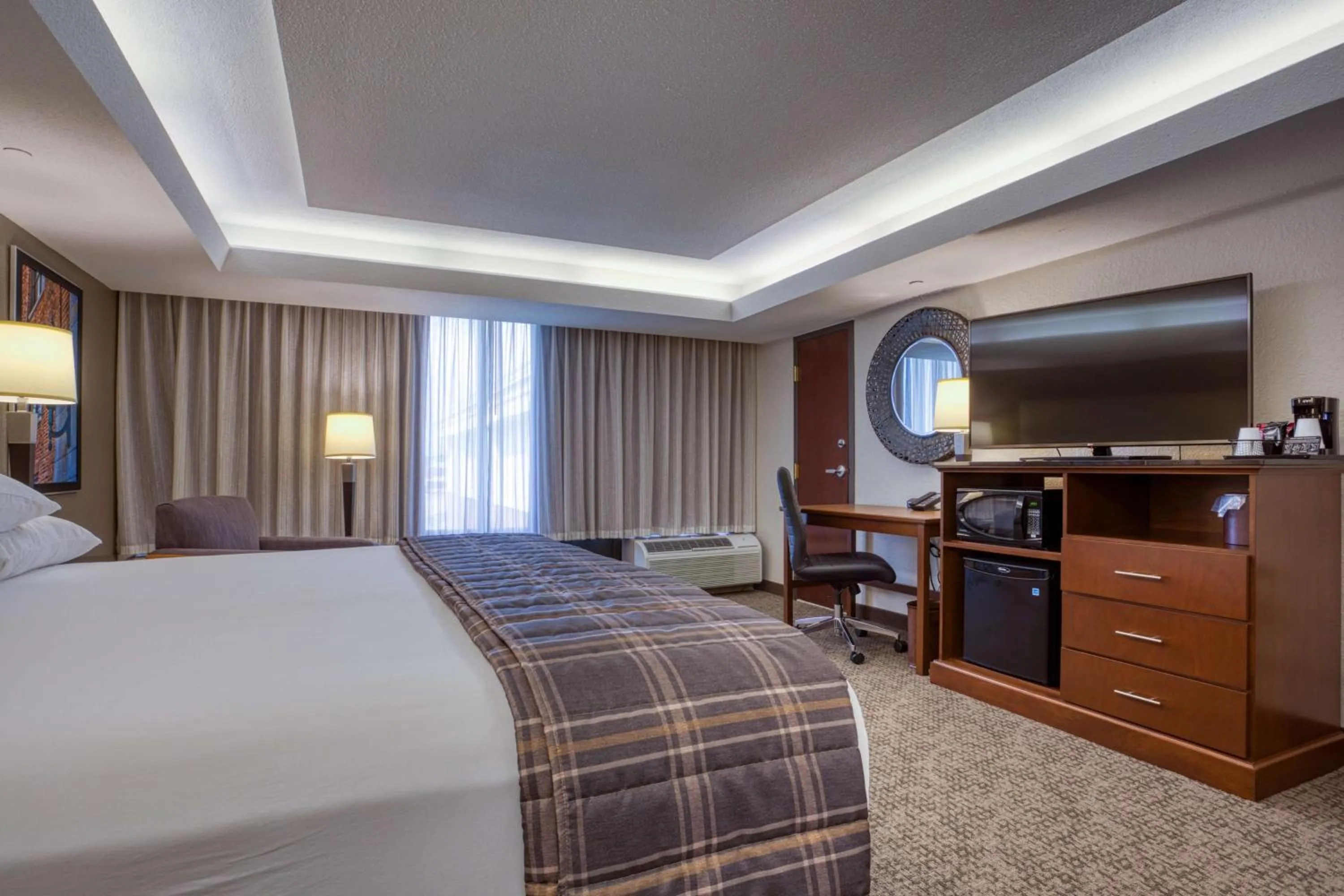 Photo of the whole room, Bed in Drury Inn & Suites St. Louis - Fairview Heights