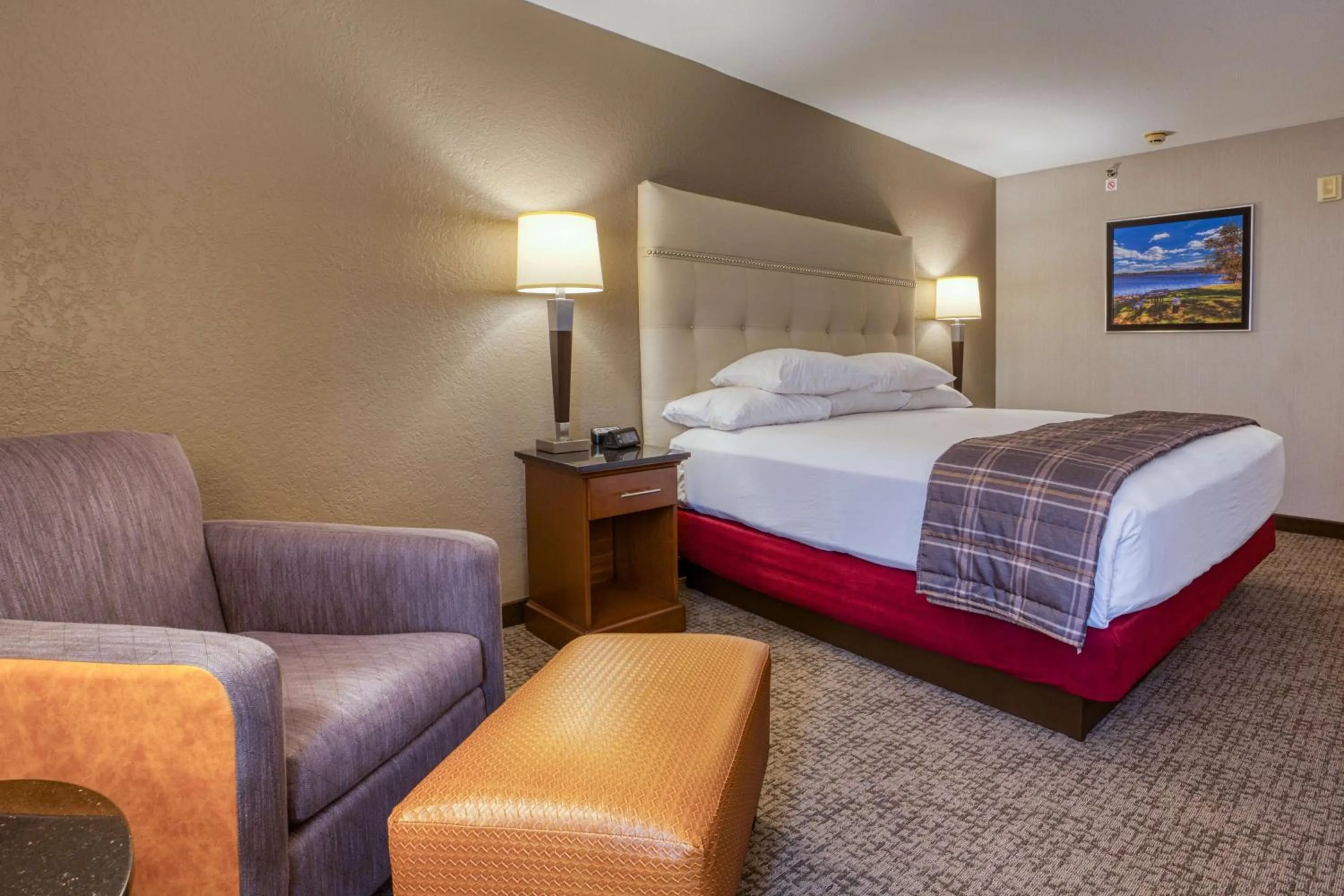 Photo of the whole room, Bed in Drury Inn & Suites St. Louis - Fairview Heights