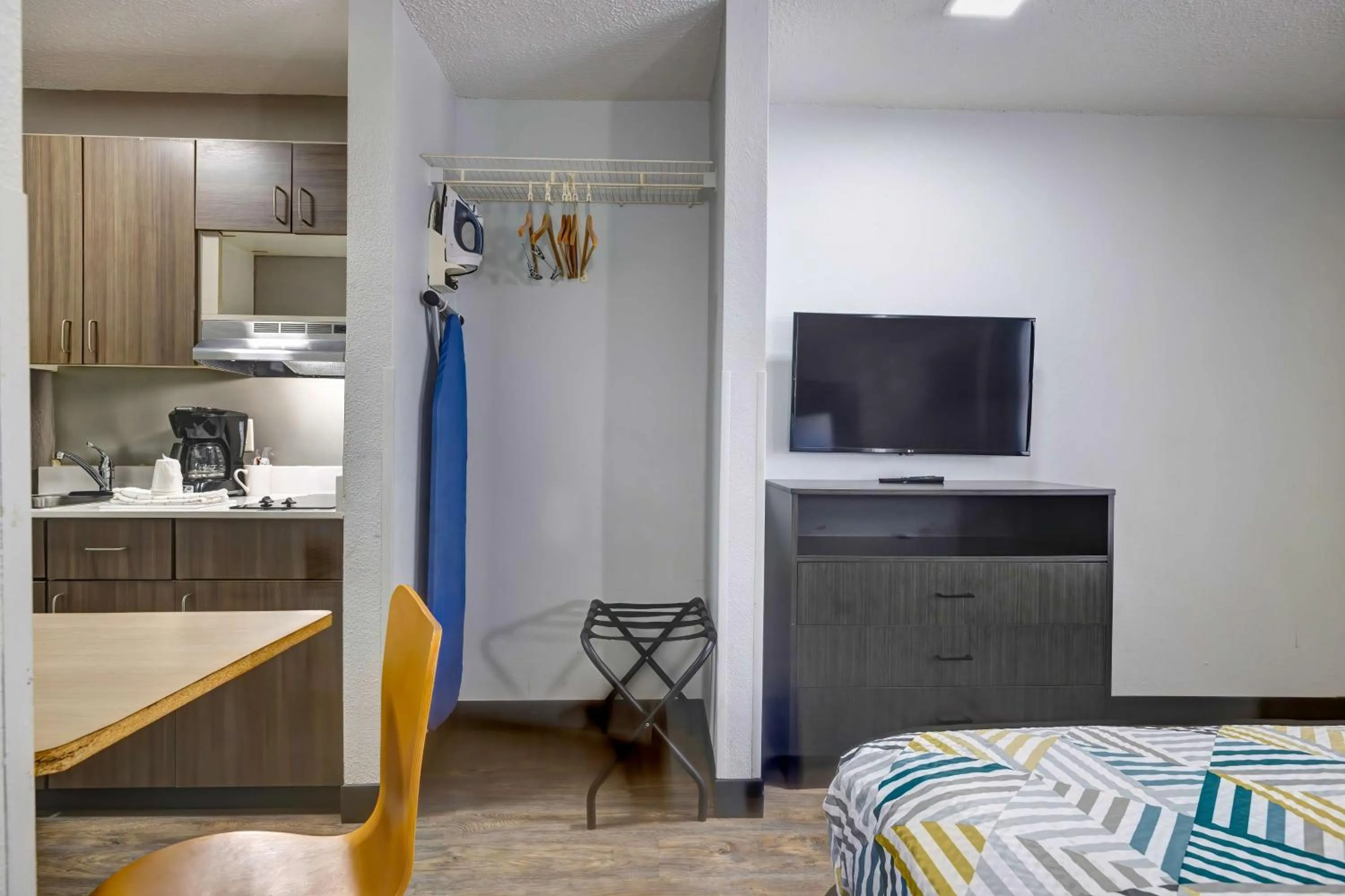 Bedroom, Bed in Studio 6-Arlington, TX - South - Dallas