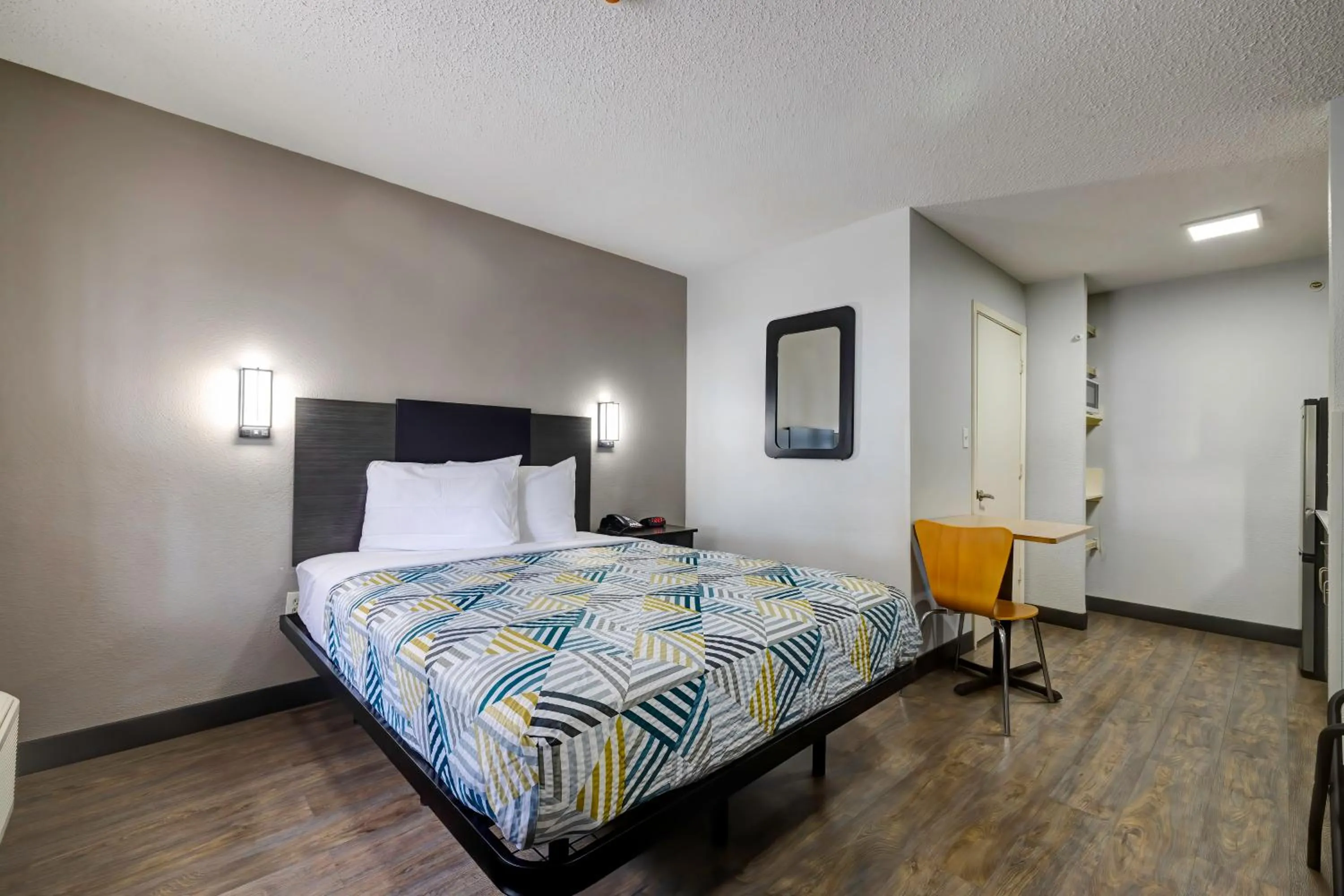 Bedroom, Bed in Studio 6-Arlington, TX - South - Dallas