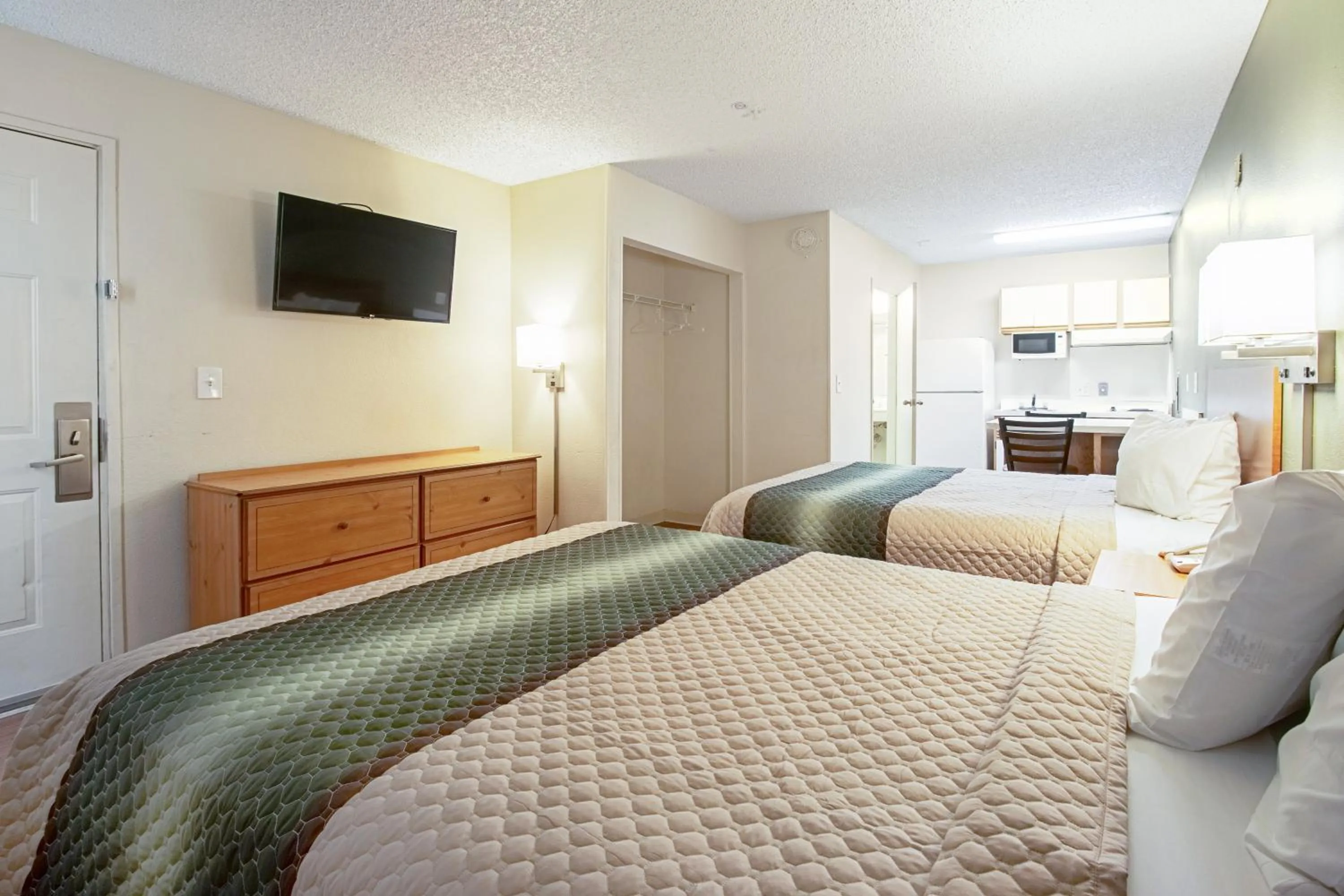 Photo of the whole room, Bed in HomeTowne Studios by Red Roof Phoenix - Dunlap Ave