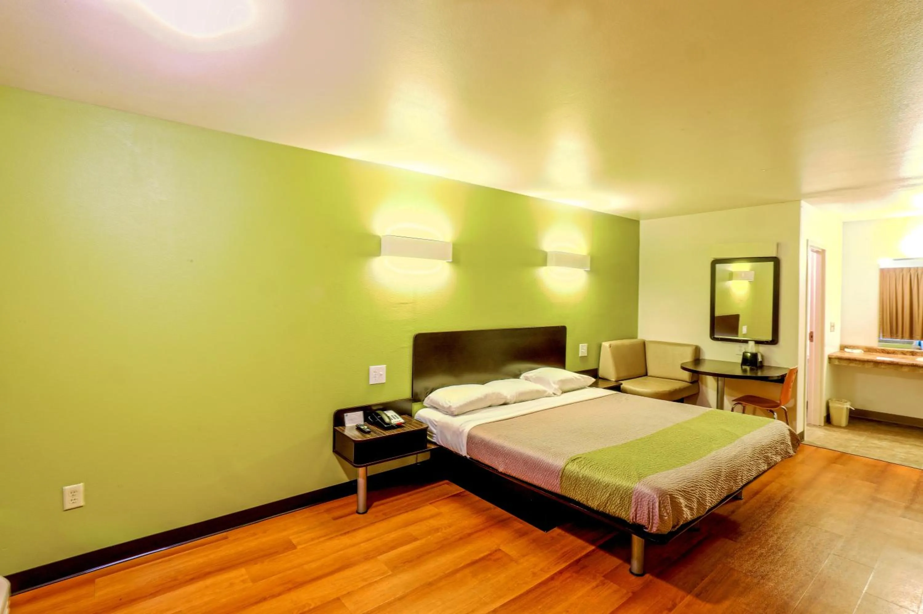 TV and multimedia, Bed in Motel 6-Longview, TX - North