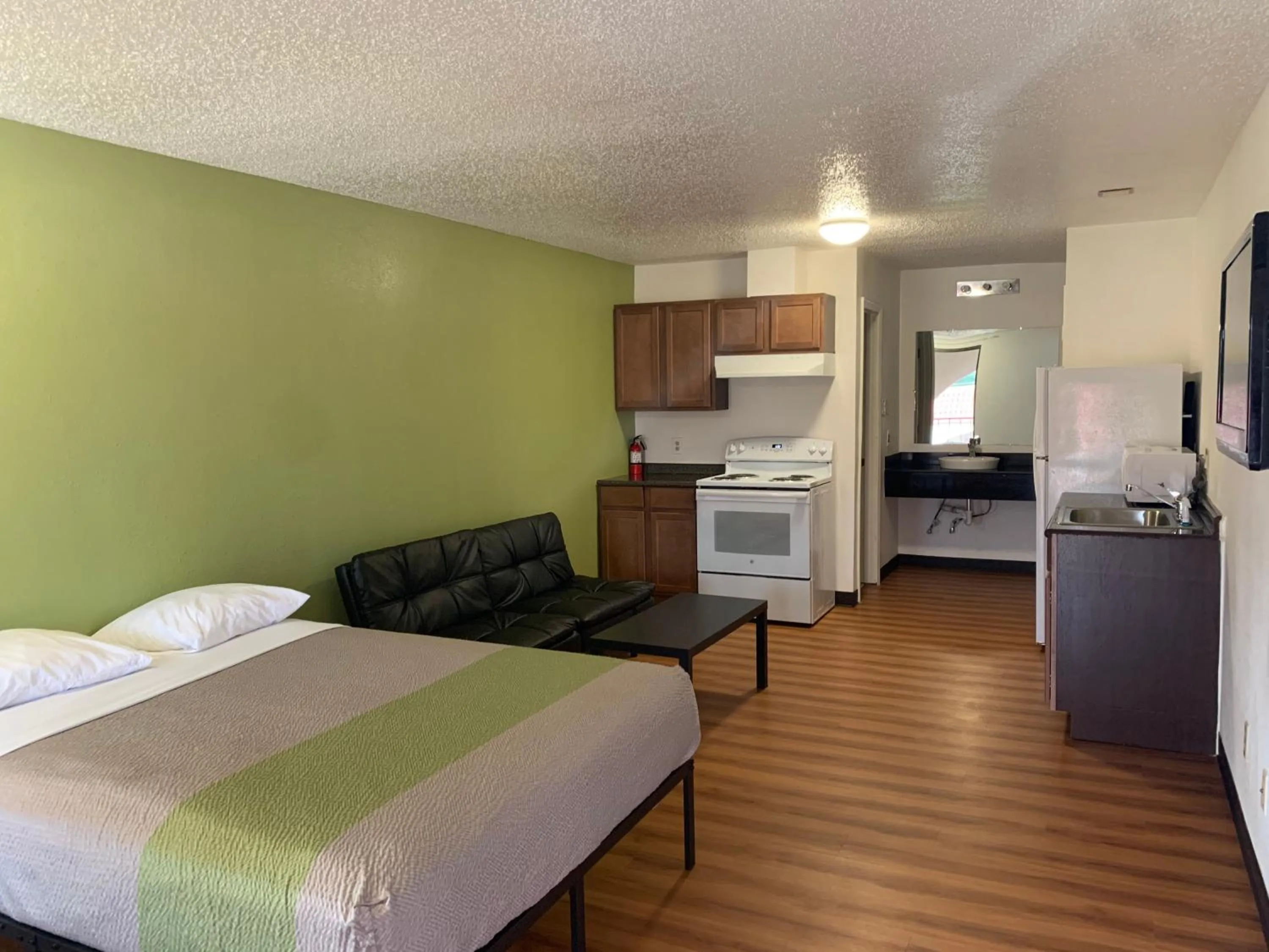 Kitchen or kitchenette, Bed in Motel 6-Longview, TX - North