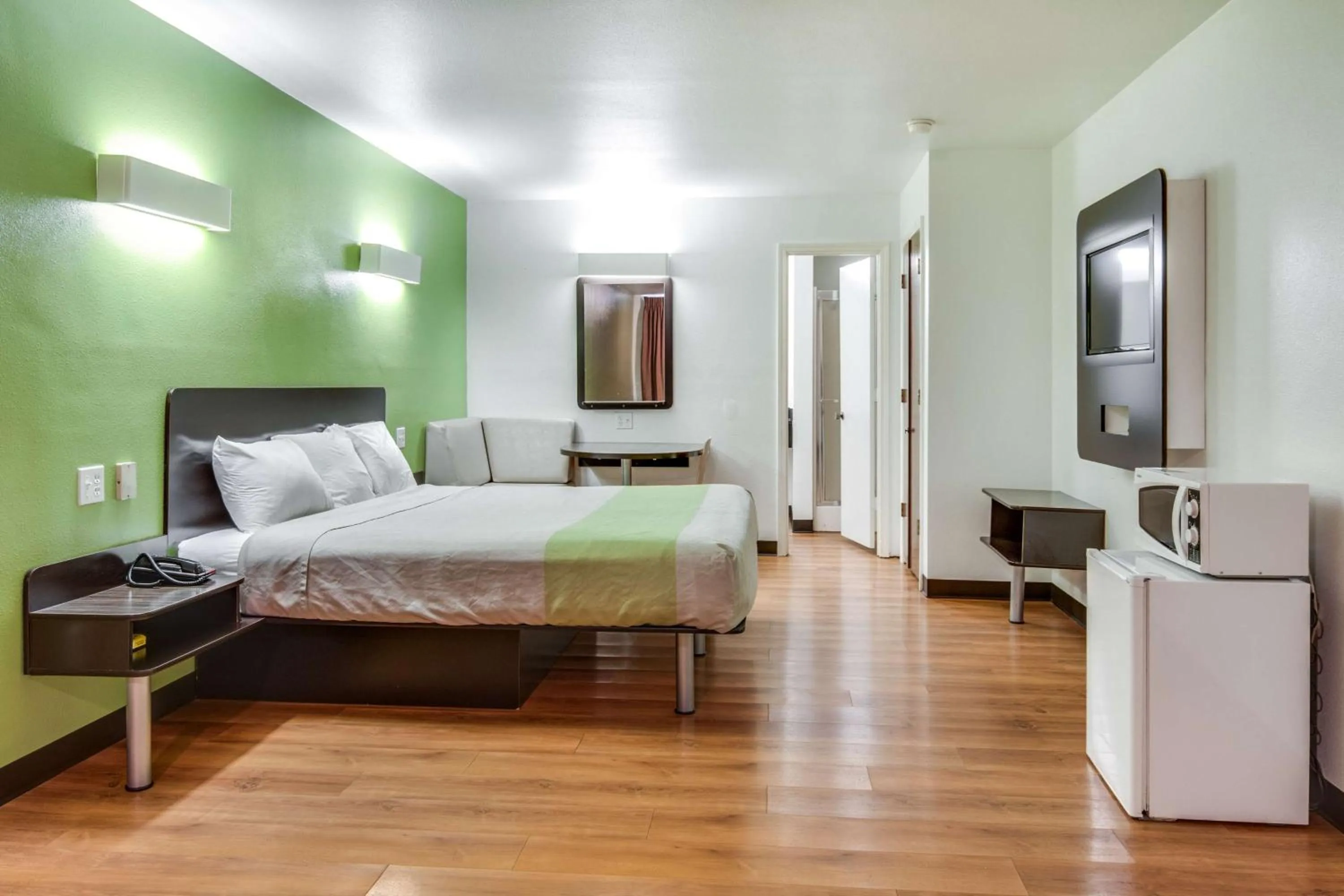 TV and multimedia, Bed in Motel 6-Longview, TX - North