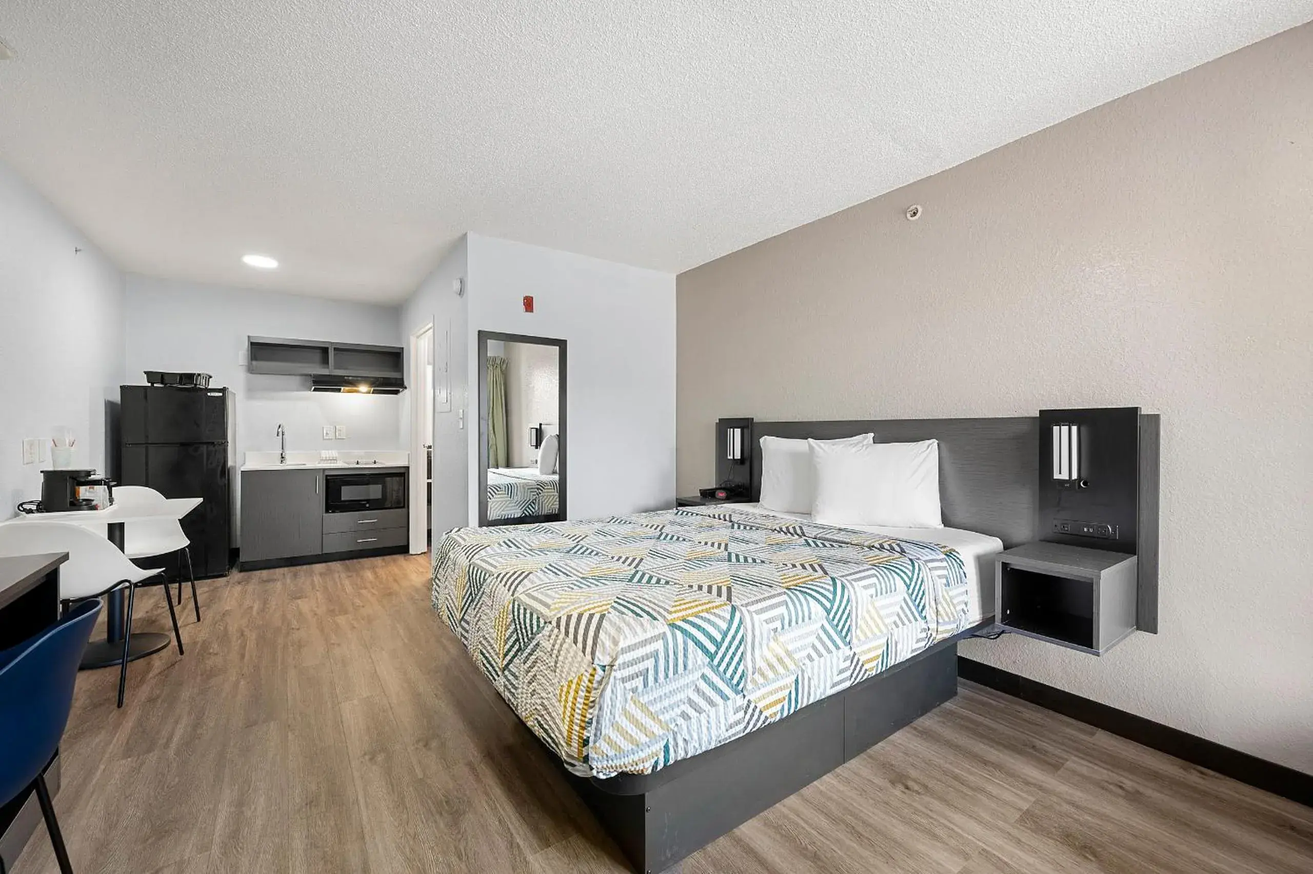 Queen Room - Non-Smoking in Studio 6-Roswell, GA - Atlanta Queen Room - Non-Smoking in Studio 6-Roswell, GA - Atlanta