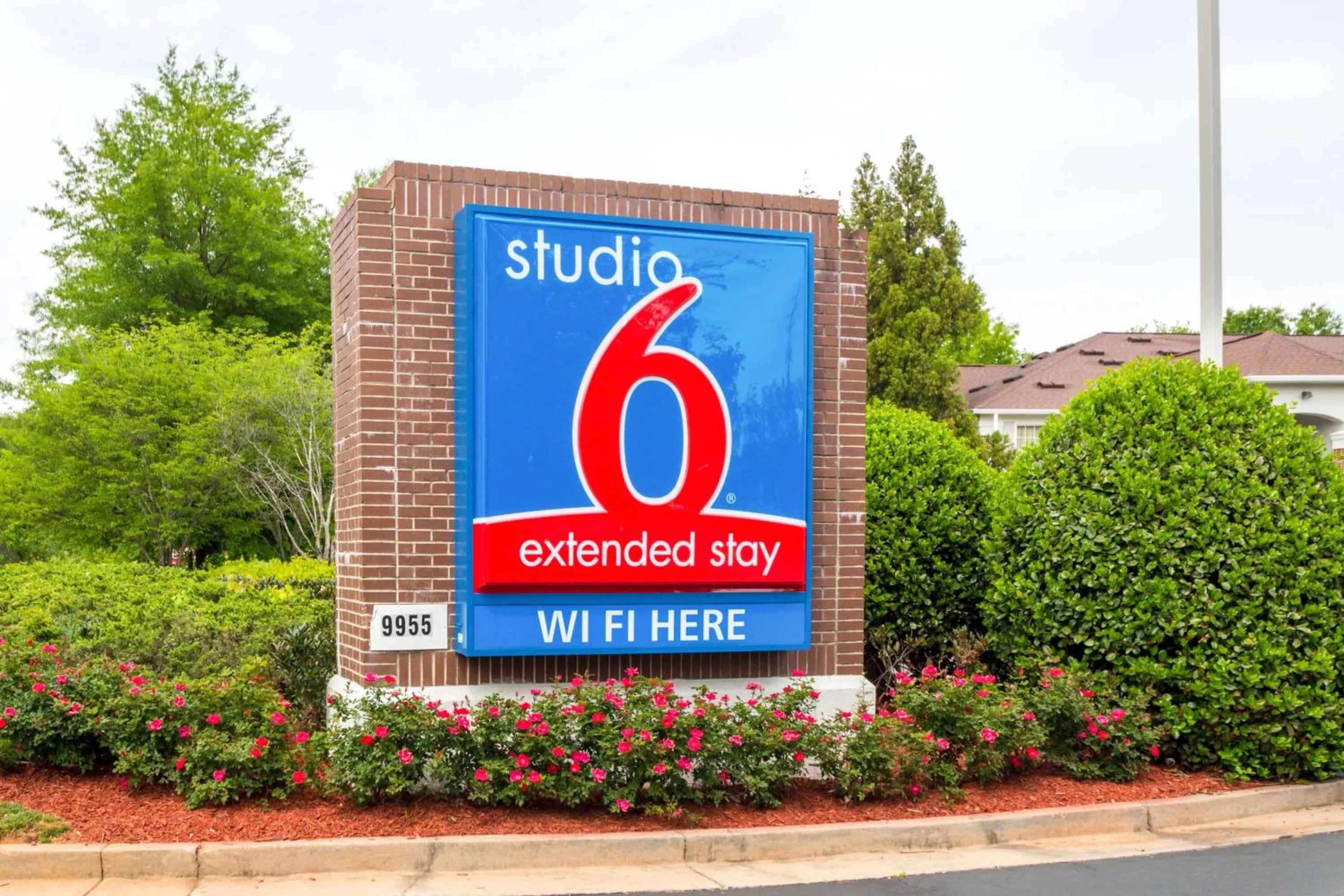 Property building in Studio 6-Roswell, GA - Atlanta