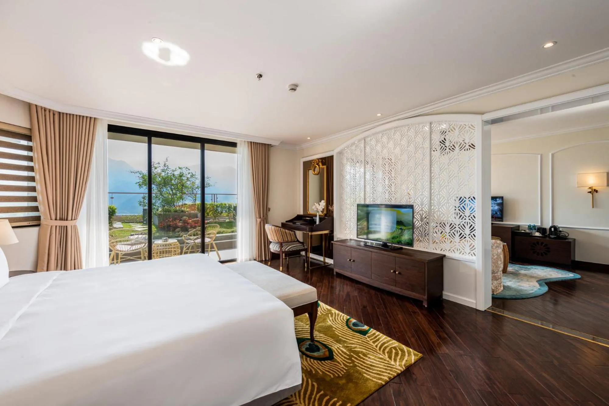 Bathroom, Bed in KK Sapa Hotel