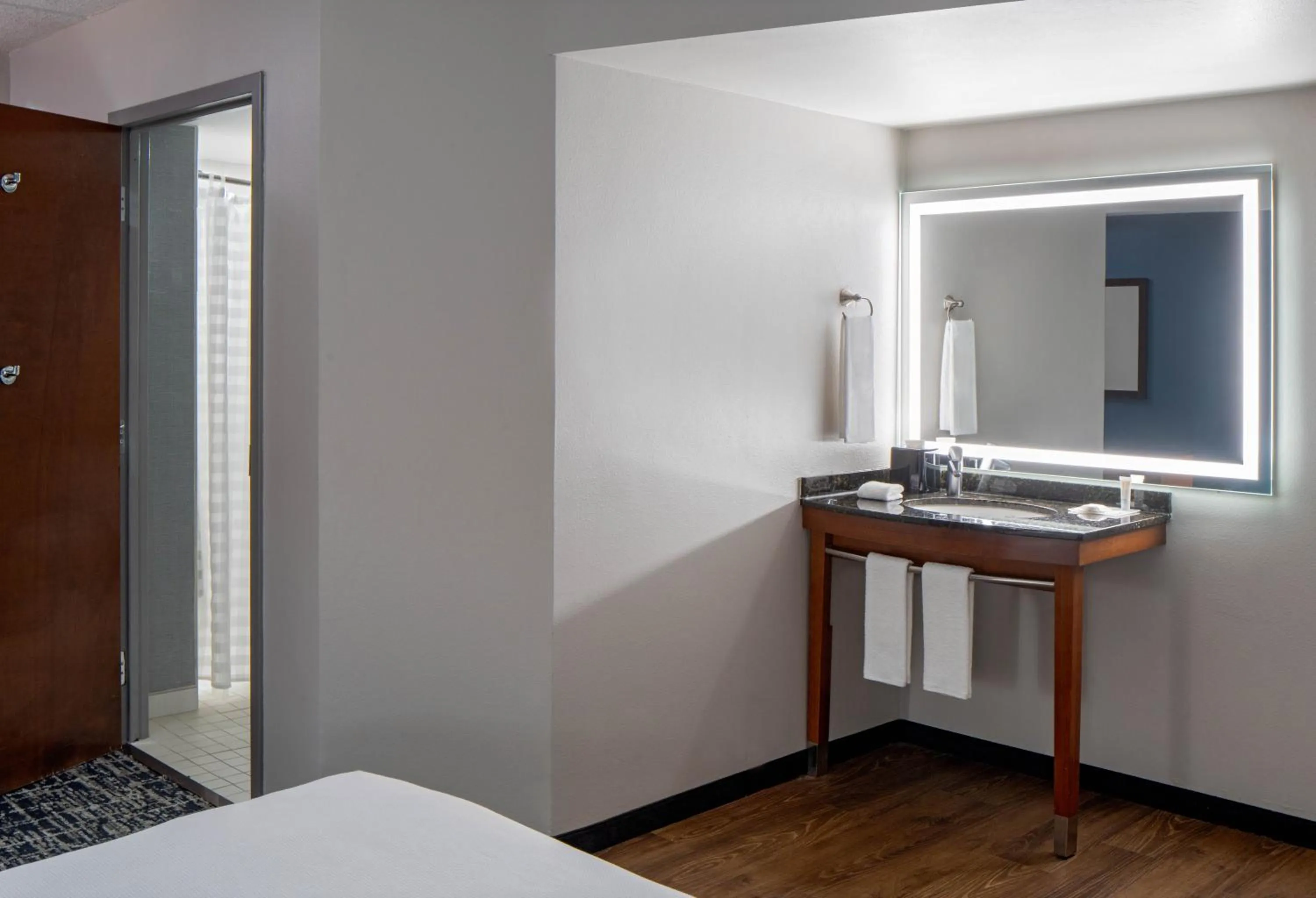 Bathroom, Bed in Hyatt Place Fair Lawn Paramus