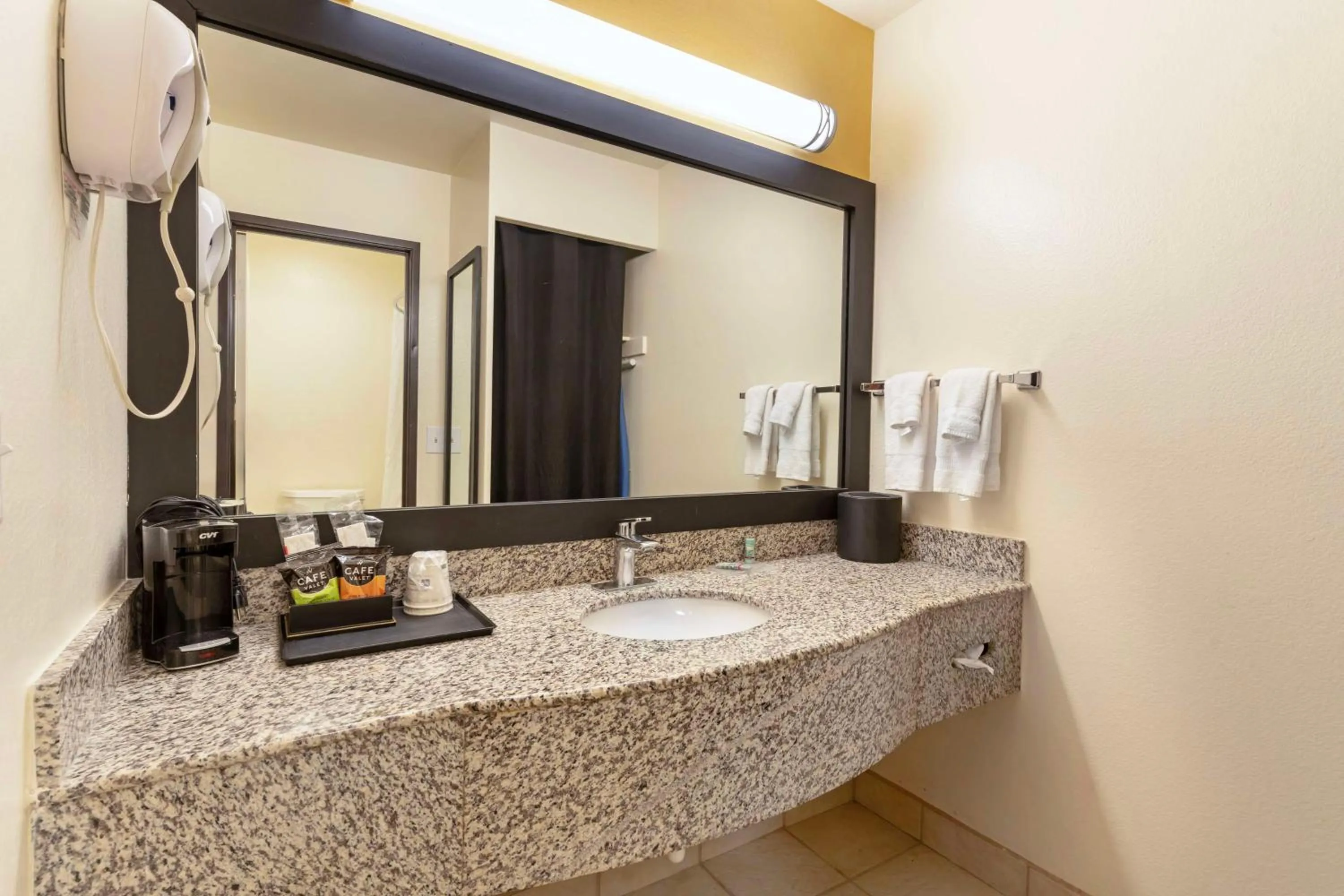 Bathroom in Sonoma Winegrower's Inn