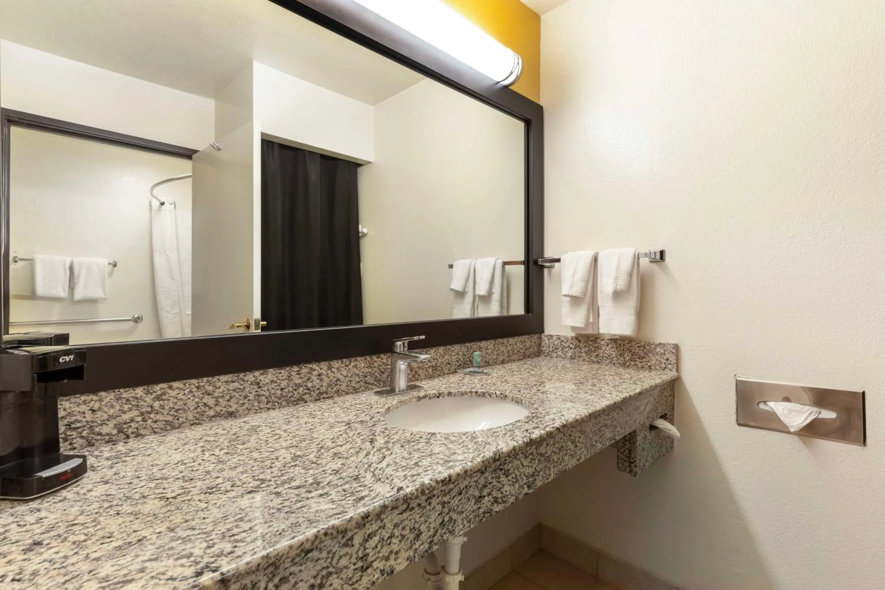 Bathroom in Sonoma Winegrower's Inn