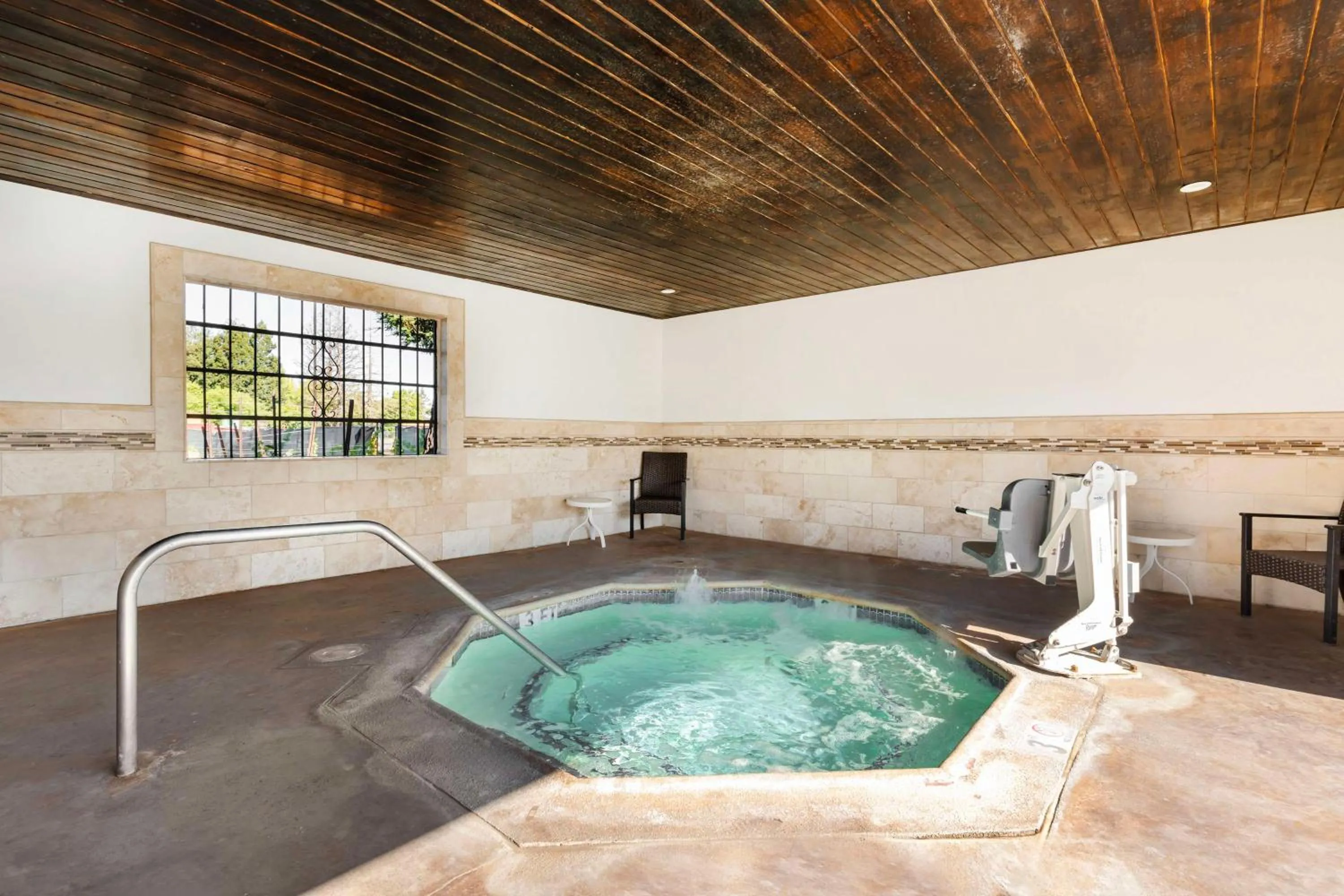 Pool view in Sonoma Winegrower's Inn