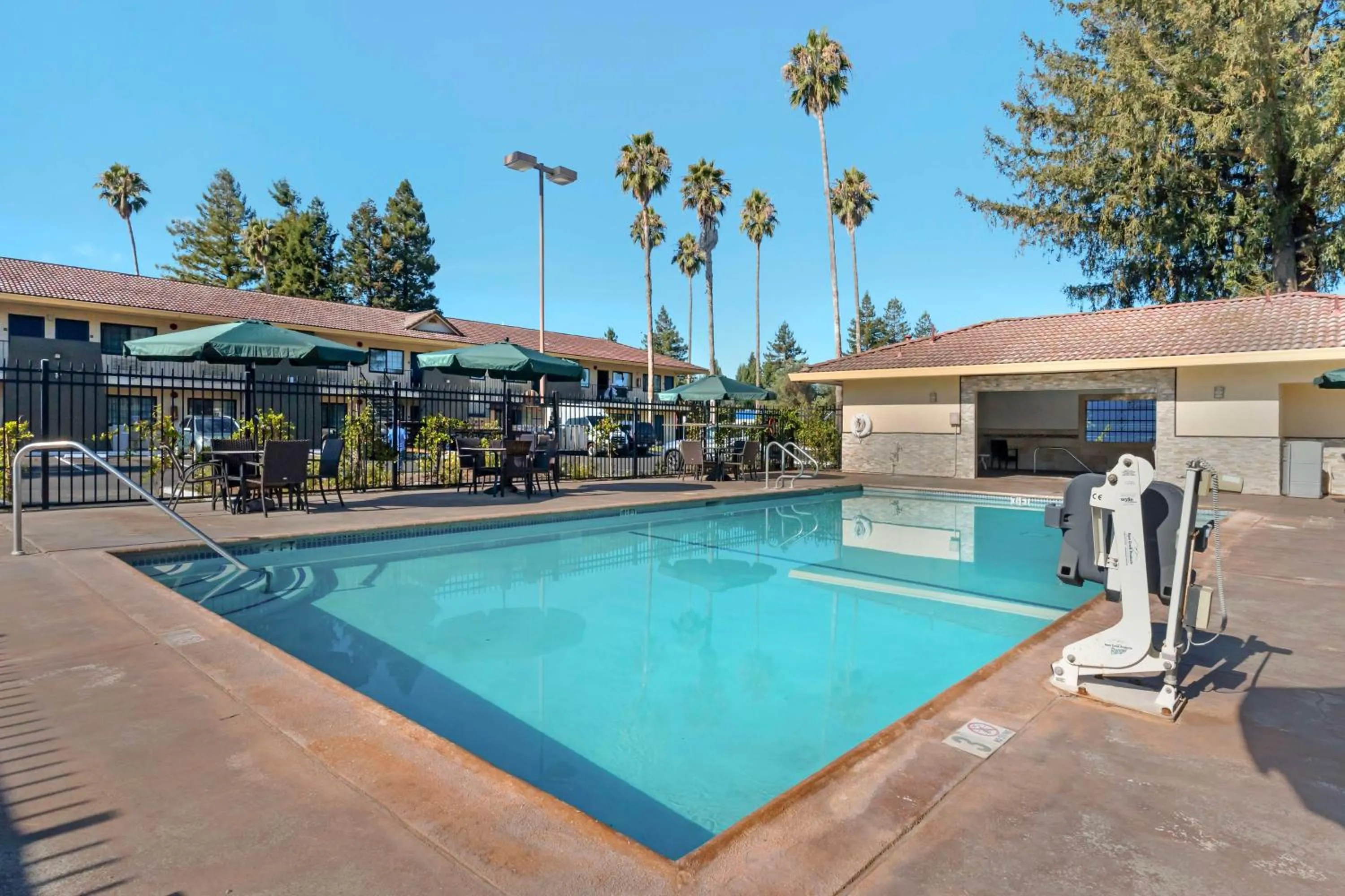 Pool view in Sonoma Winegrower's Inn