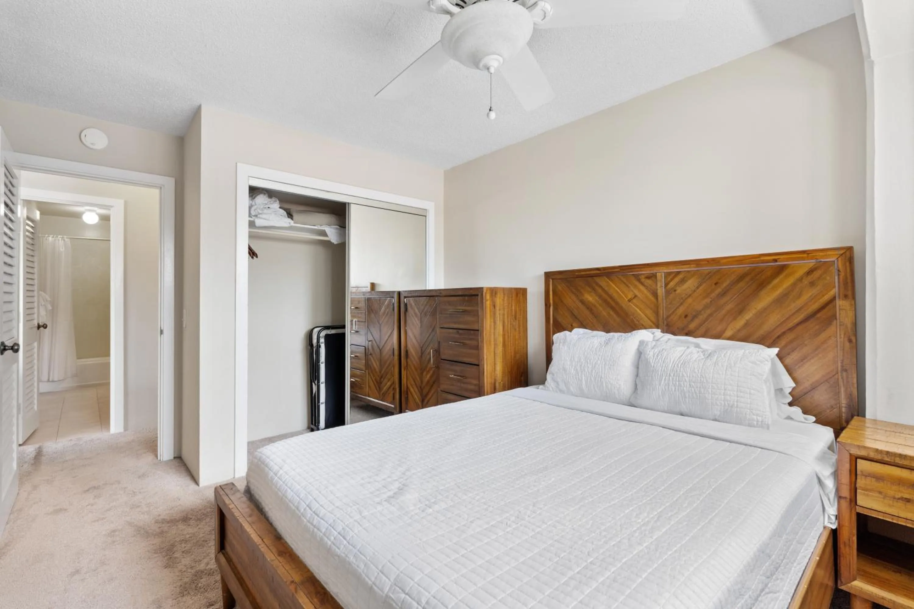 Bed in Ocean View from Lanais-2 Blocks to Waikiki Beach