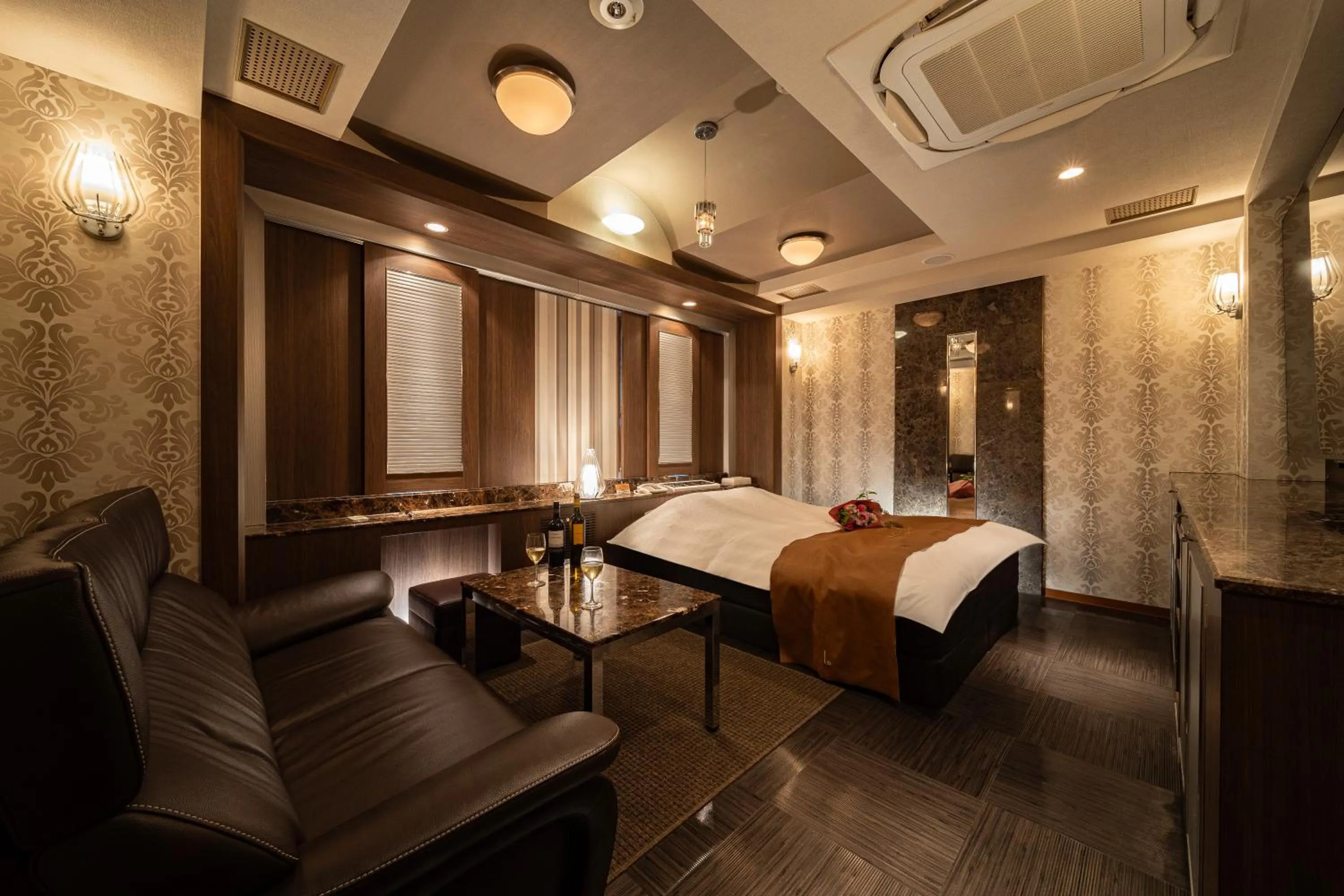 Photo of the whole room, Bed in Lucky Sun