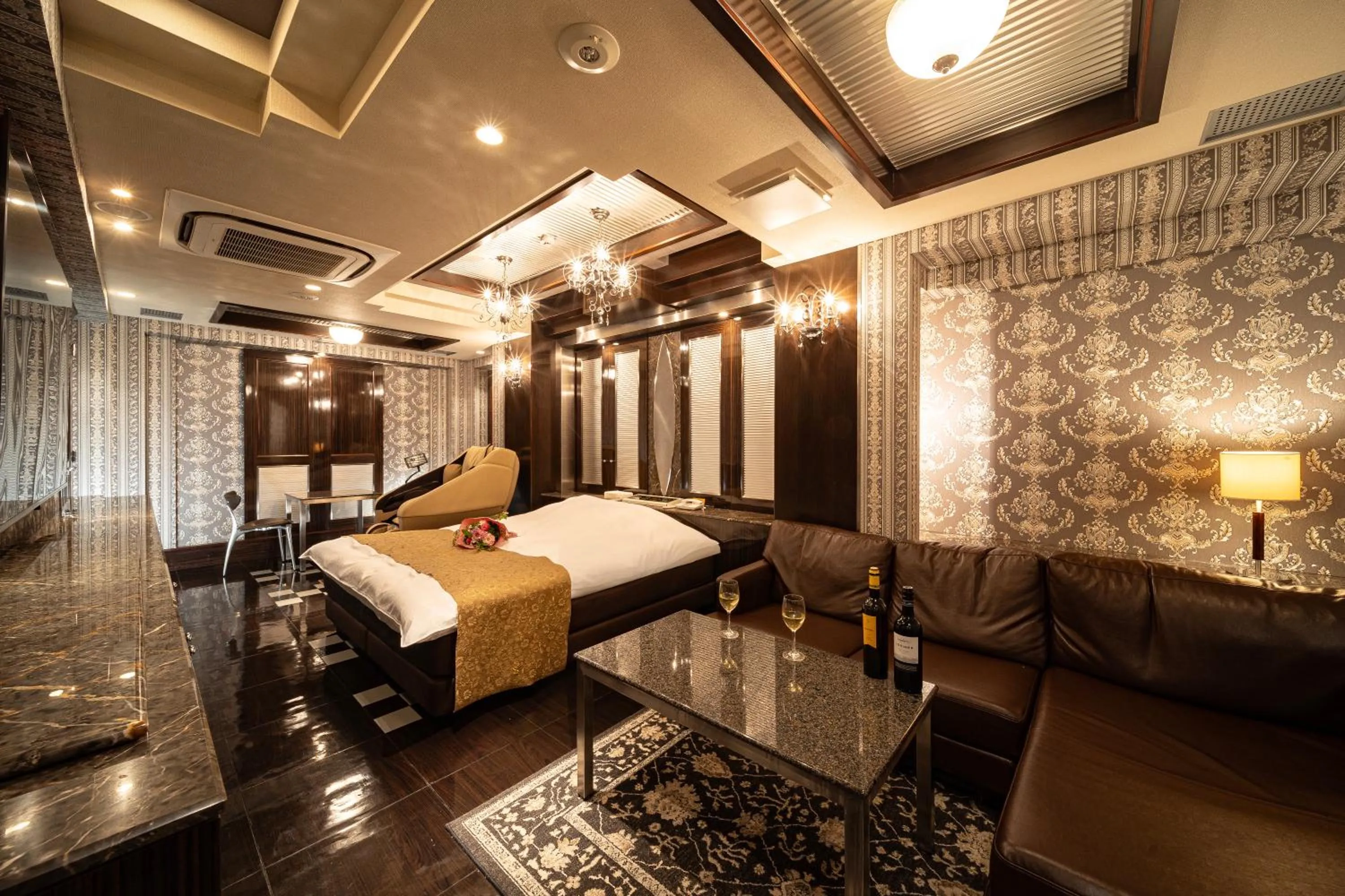 Photo of the whole room, Bed in Lucky Sun