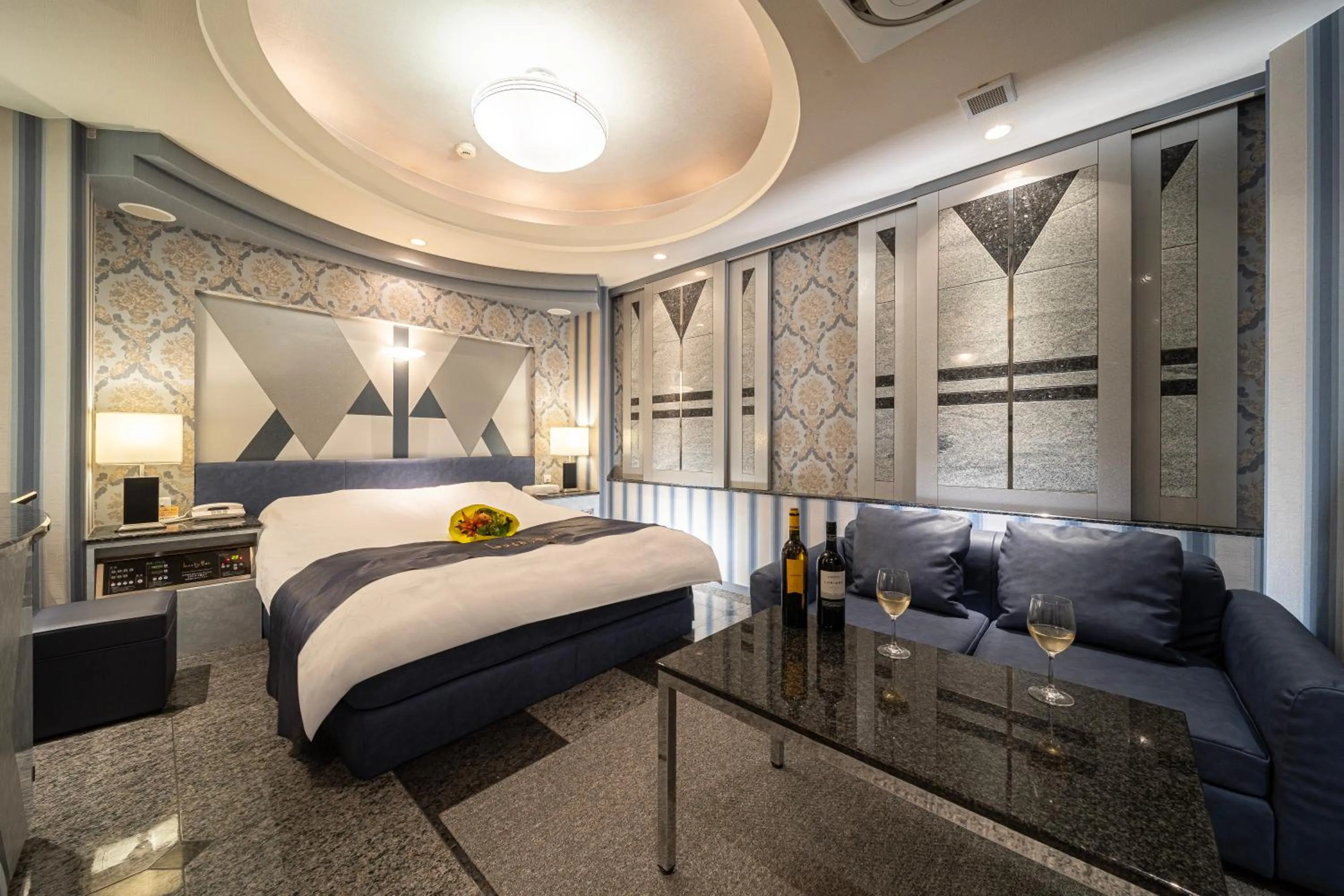 Photo of the whole room, Bed in Lucky Sun