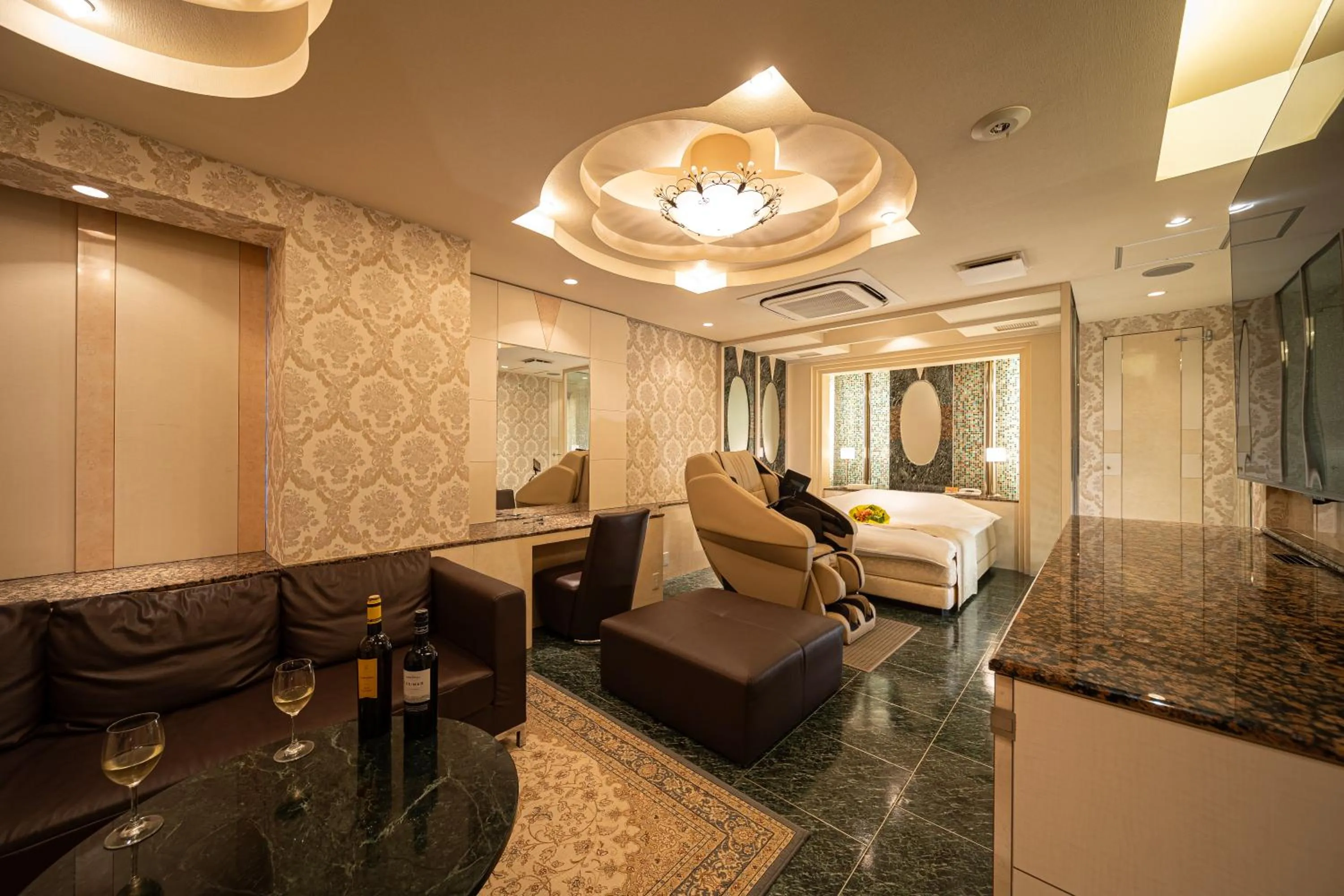 Photo of the whole room in Lucky Sun