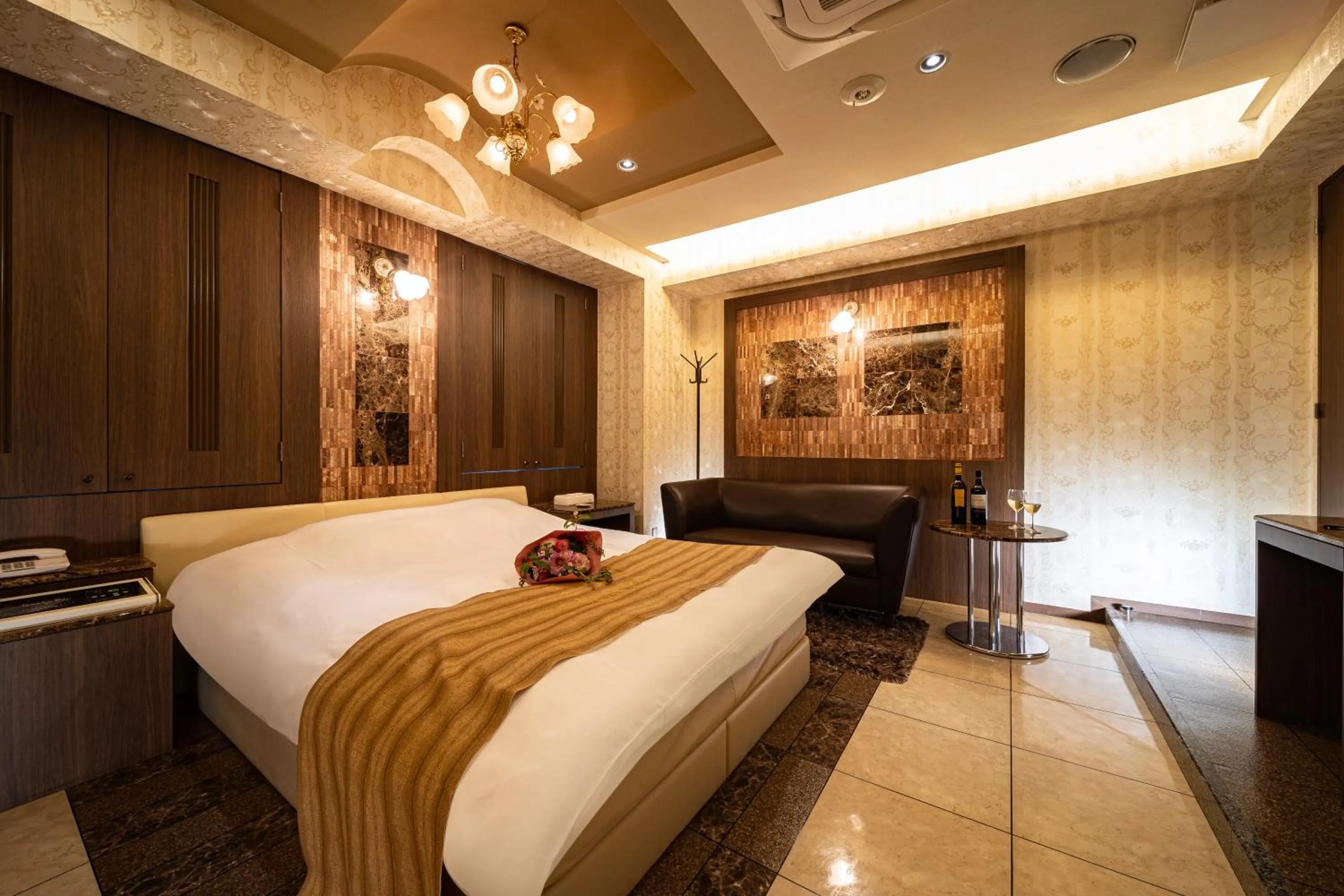 Photo of the whole room, Bed in Lucky Sun