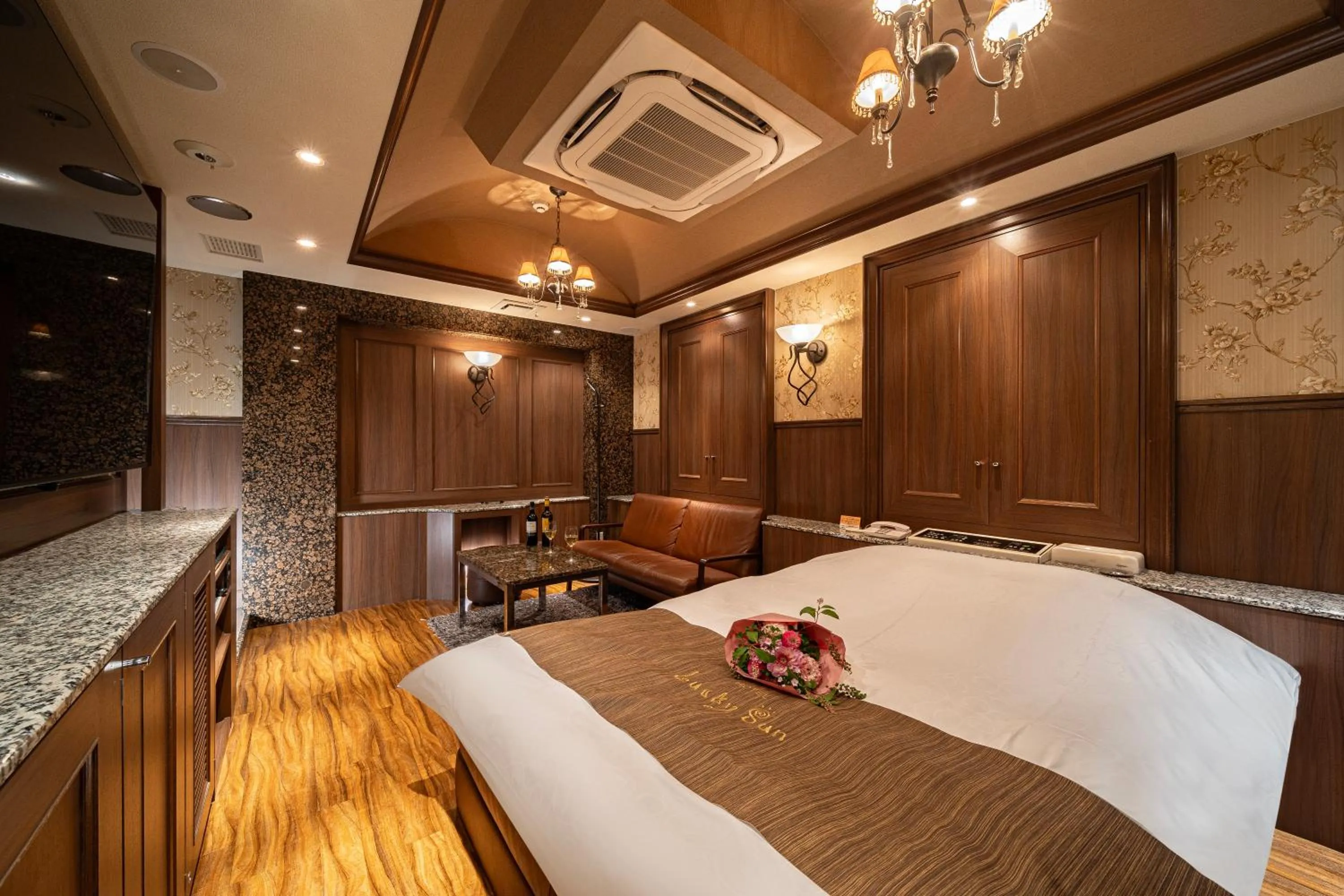 Photo of the whole room, Bed in Lucky Sun