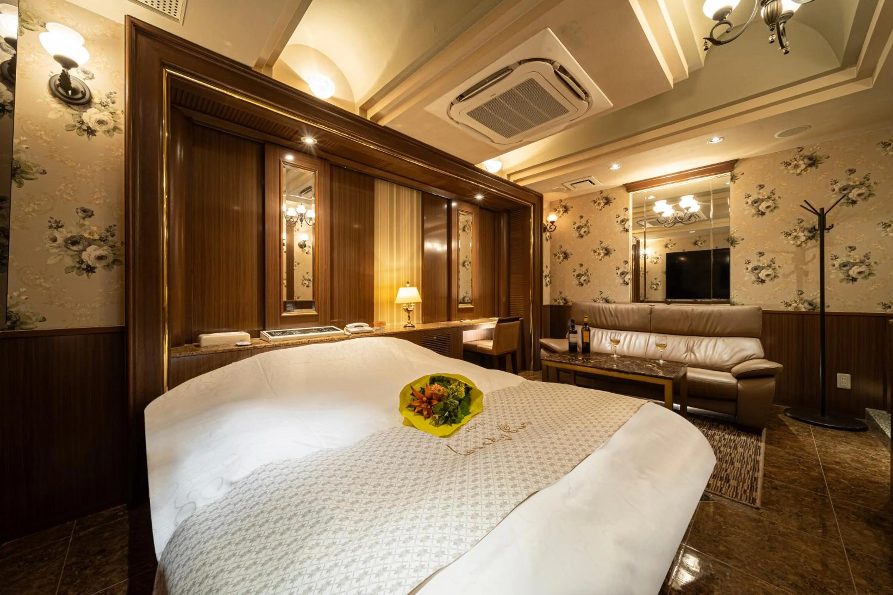 Photo of the whole room, Bed in Lucky Sun