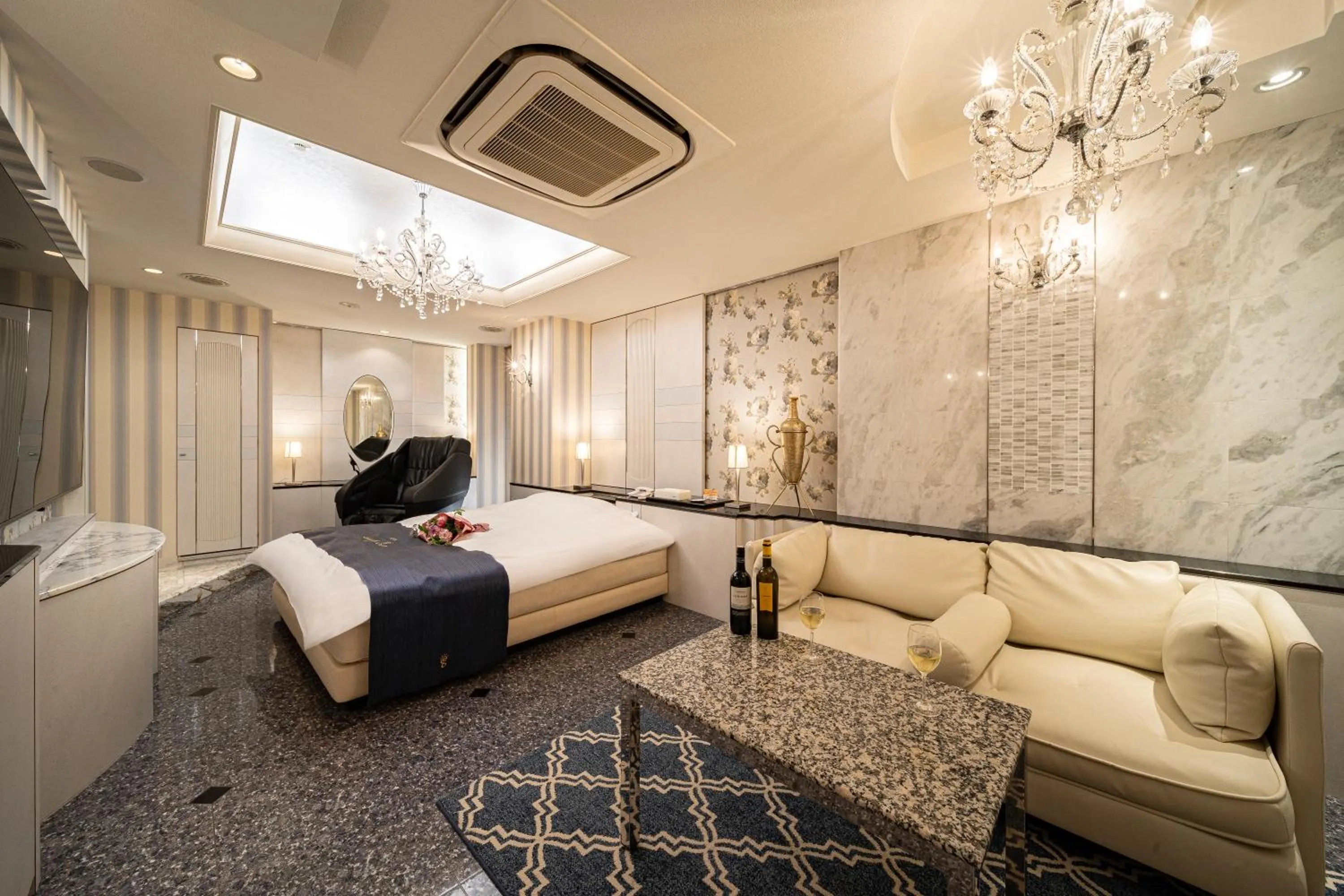 Photo of the whole room, Bed in Lucky Sun