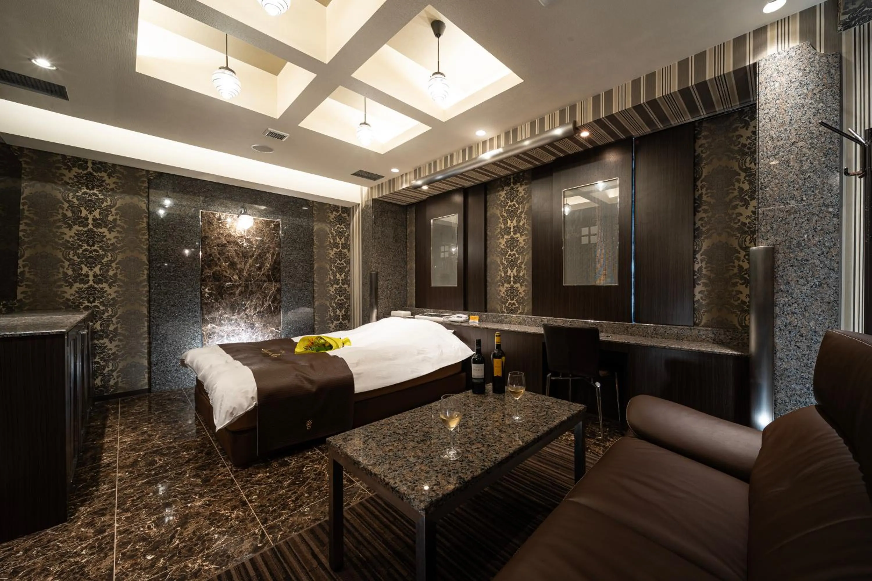 Photo of the whole room, Bed in Lucky Sun