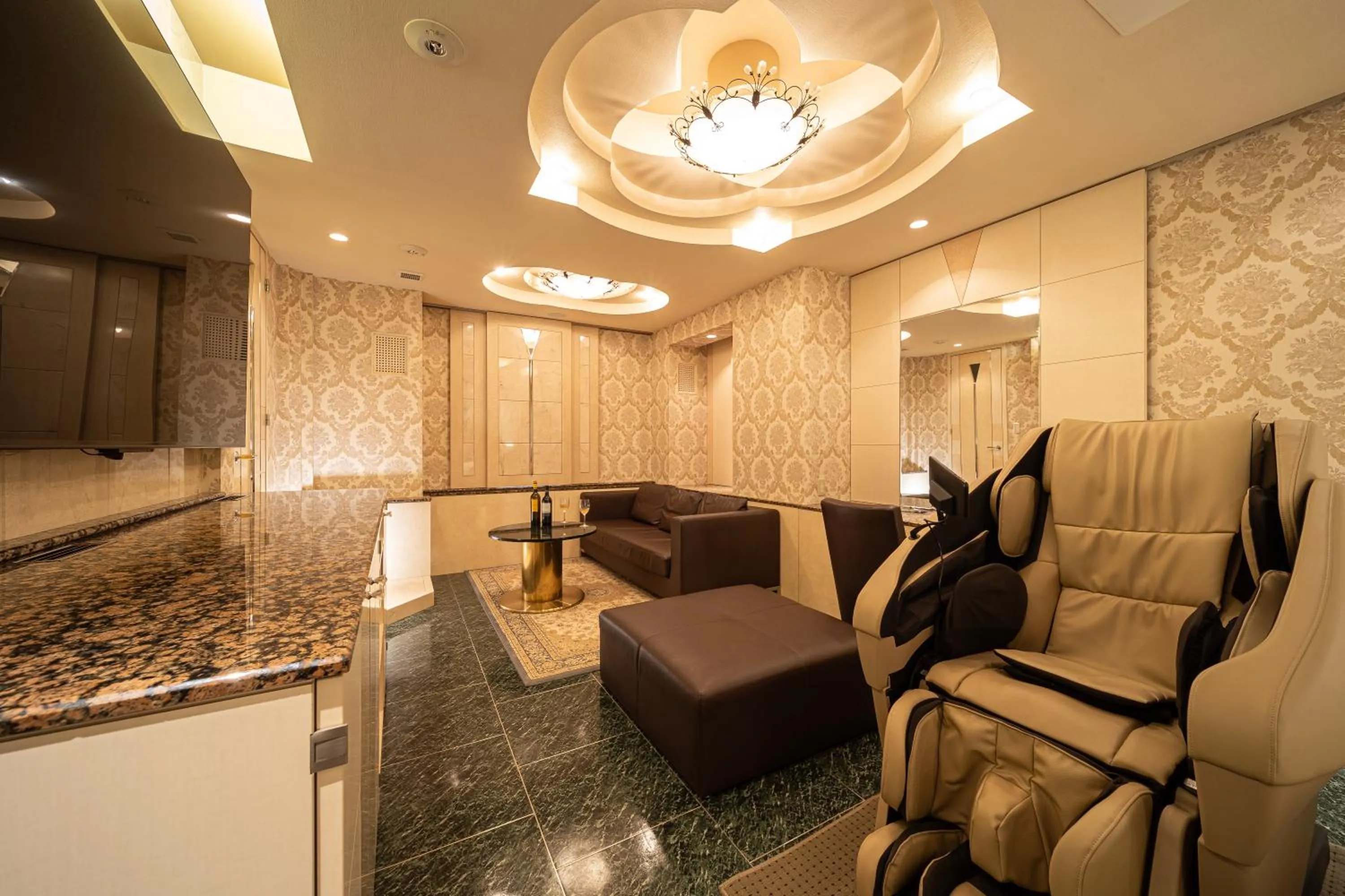 Photo of the whole room in Lucky Sun