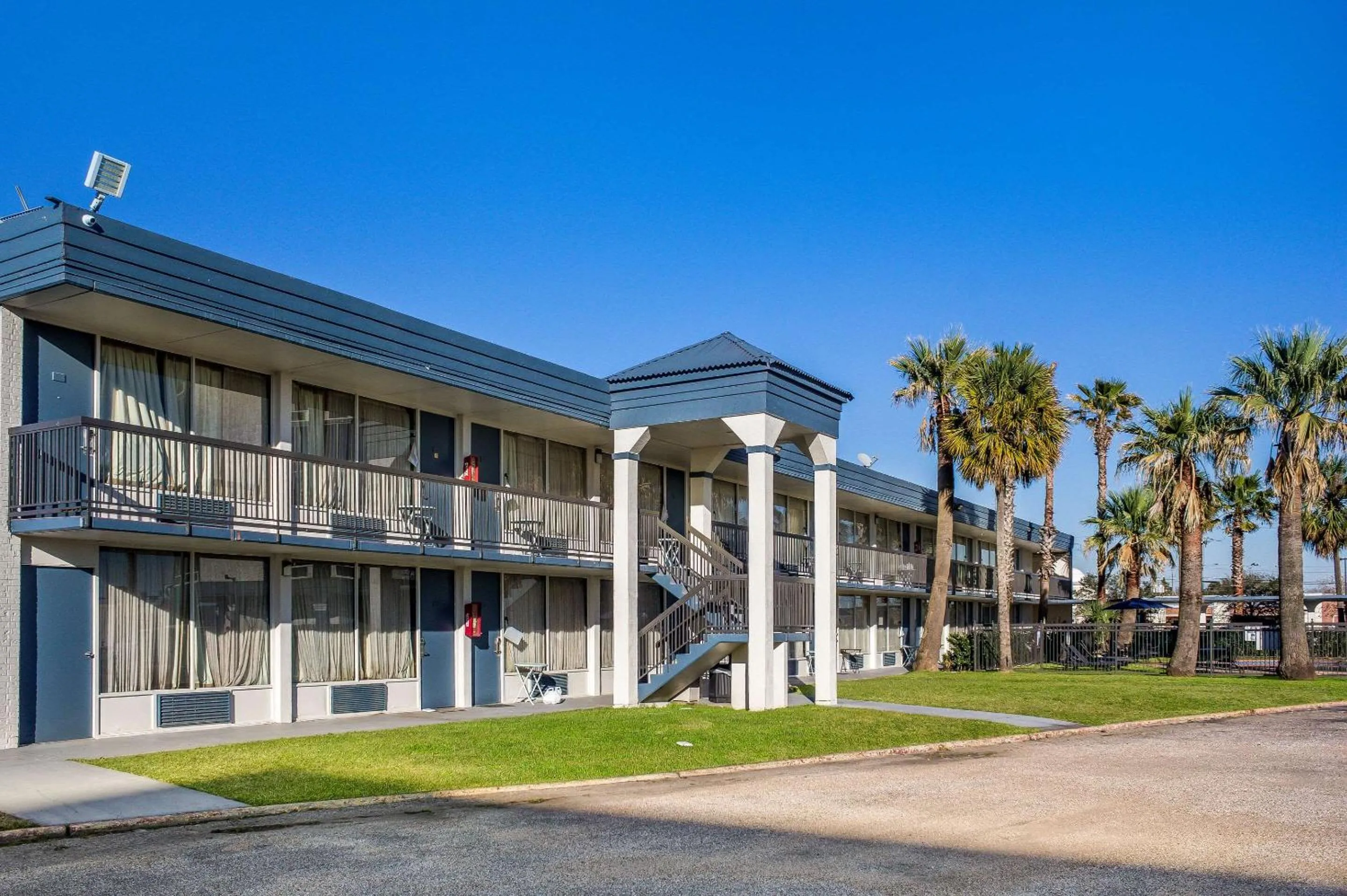 Property building in Quality Inn Pasadena - Houston East