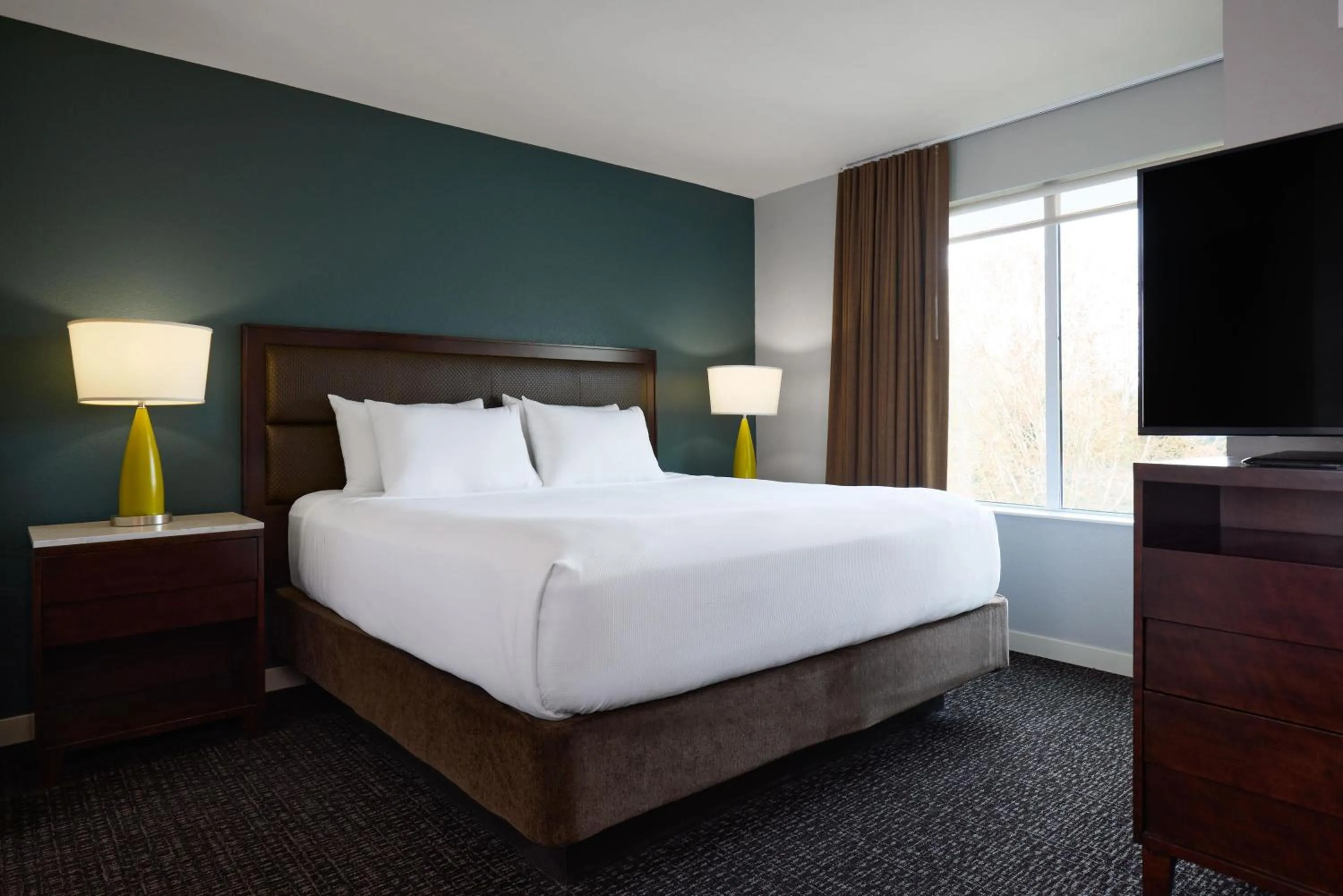 Photo of the whole room, Bed in Hyatt House Seattle/Redmond