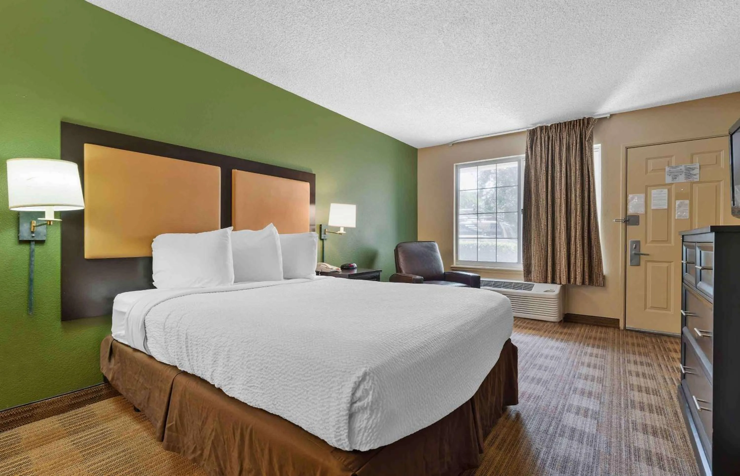 Bedroom, Bed in Extended Stay America Suites - Sacramento - South Natomas