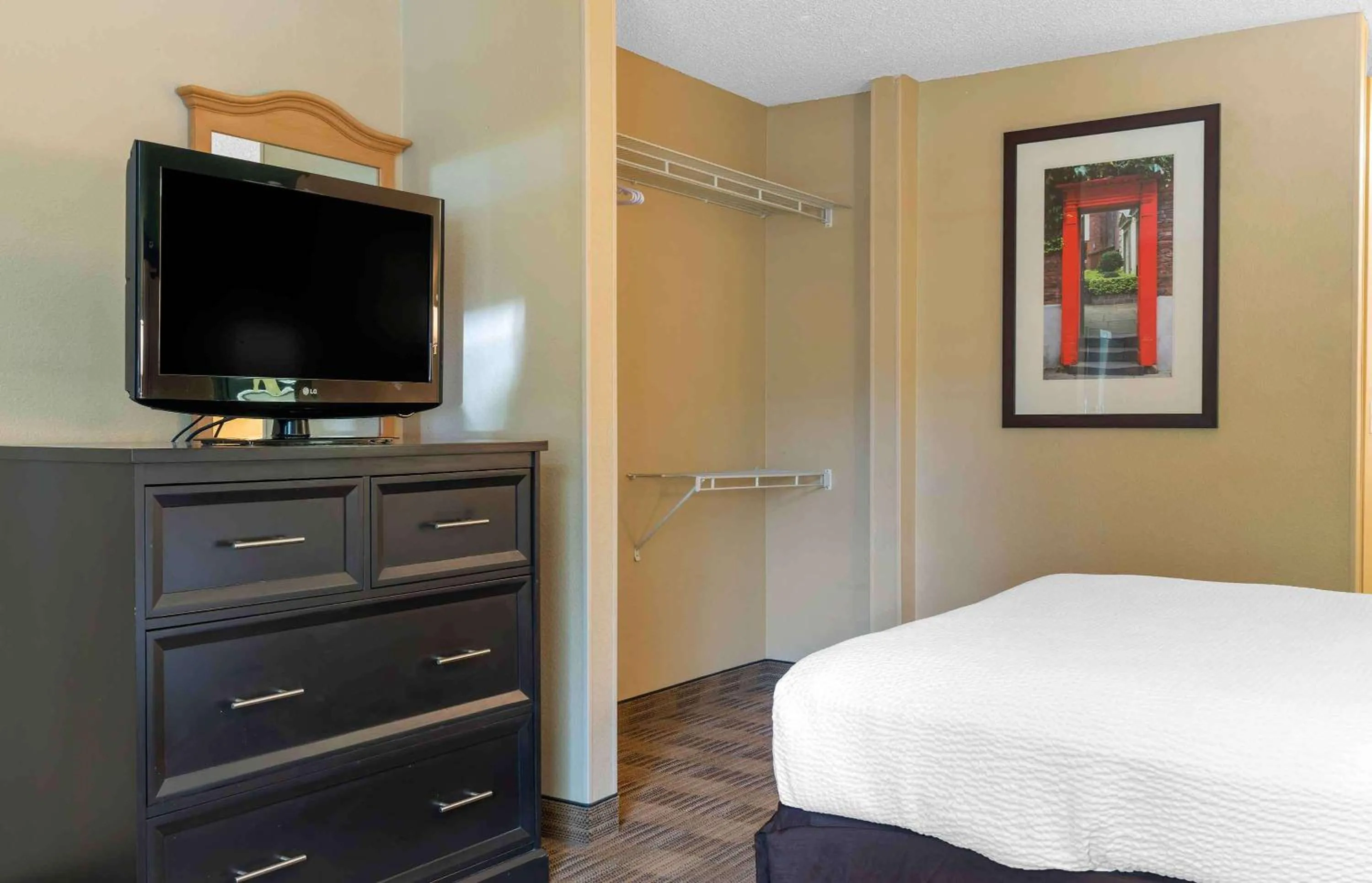 Bedroom, Bed in Extended Stay America Suites - Sacramento - South Natomas