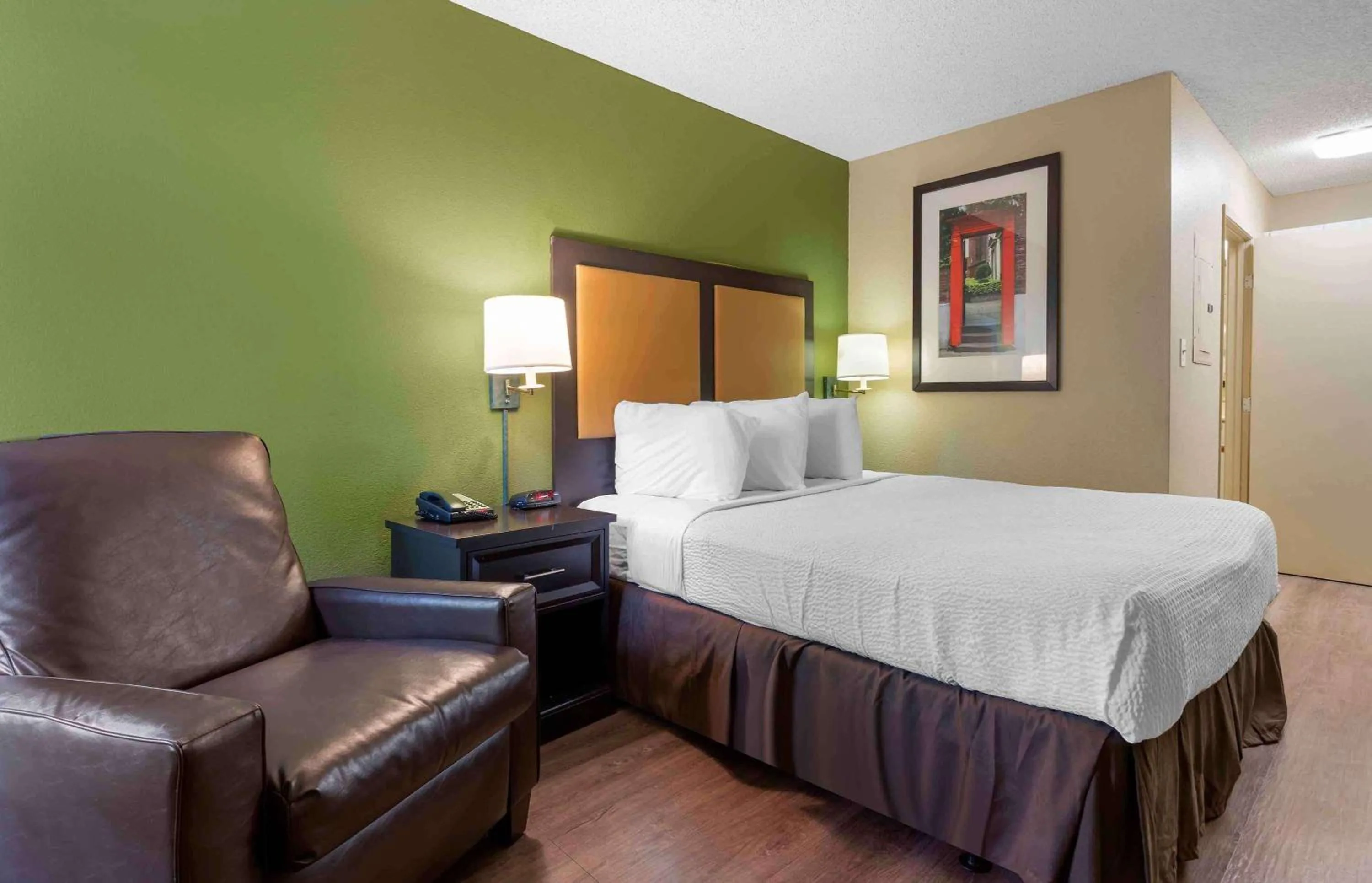 Bedroom, Bed in Extended Stay America Suites - Sacramento - South Natomas