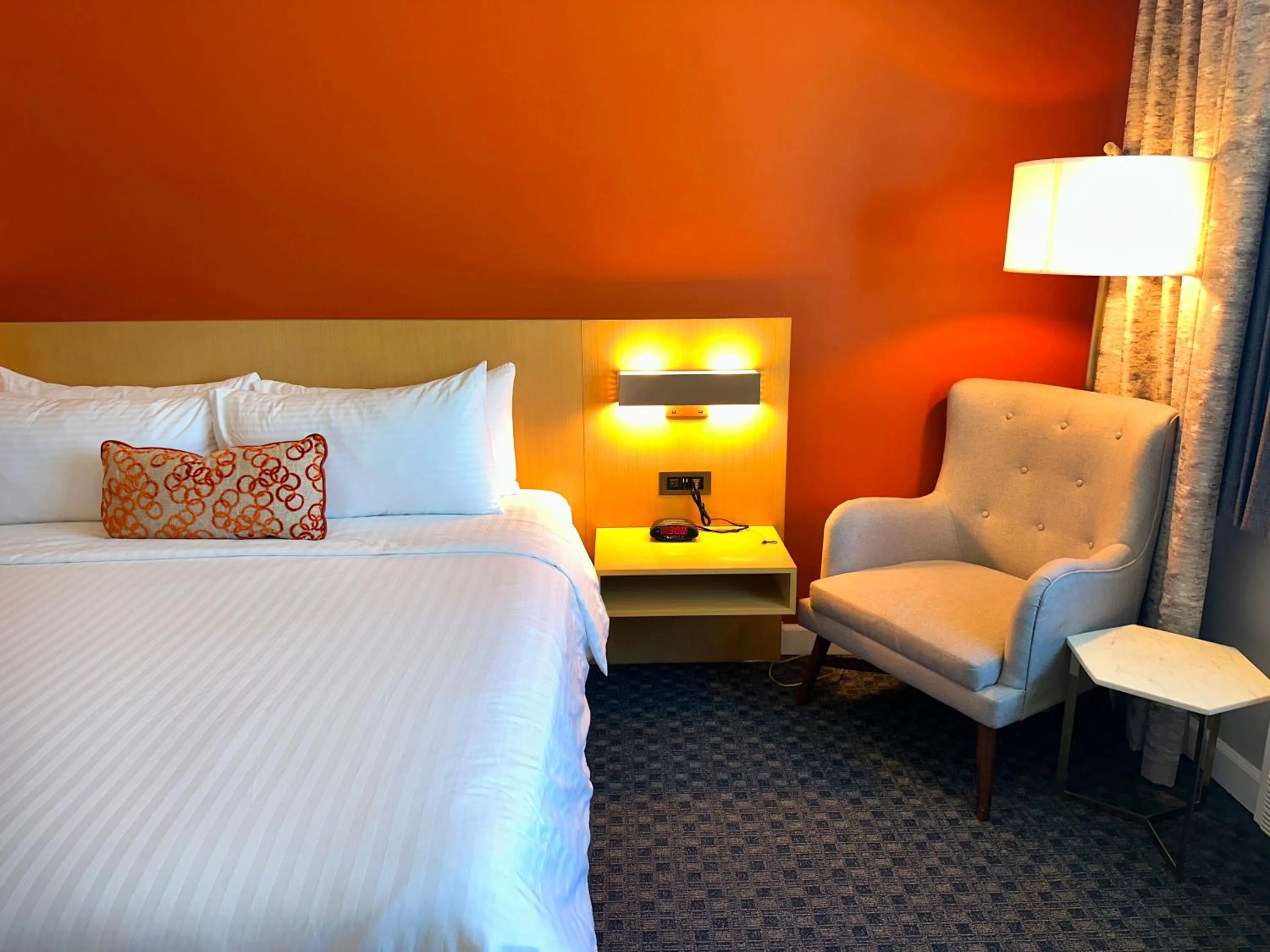 Seating area, Bed in Lincoln Hotel Monterey Park Los Angeles