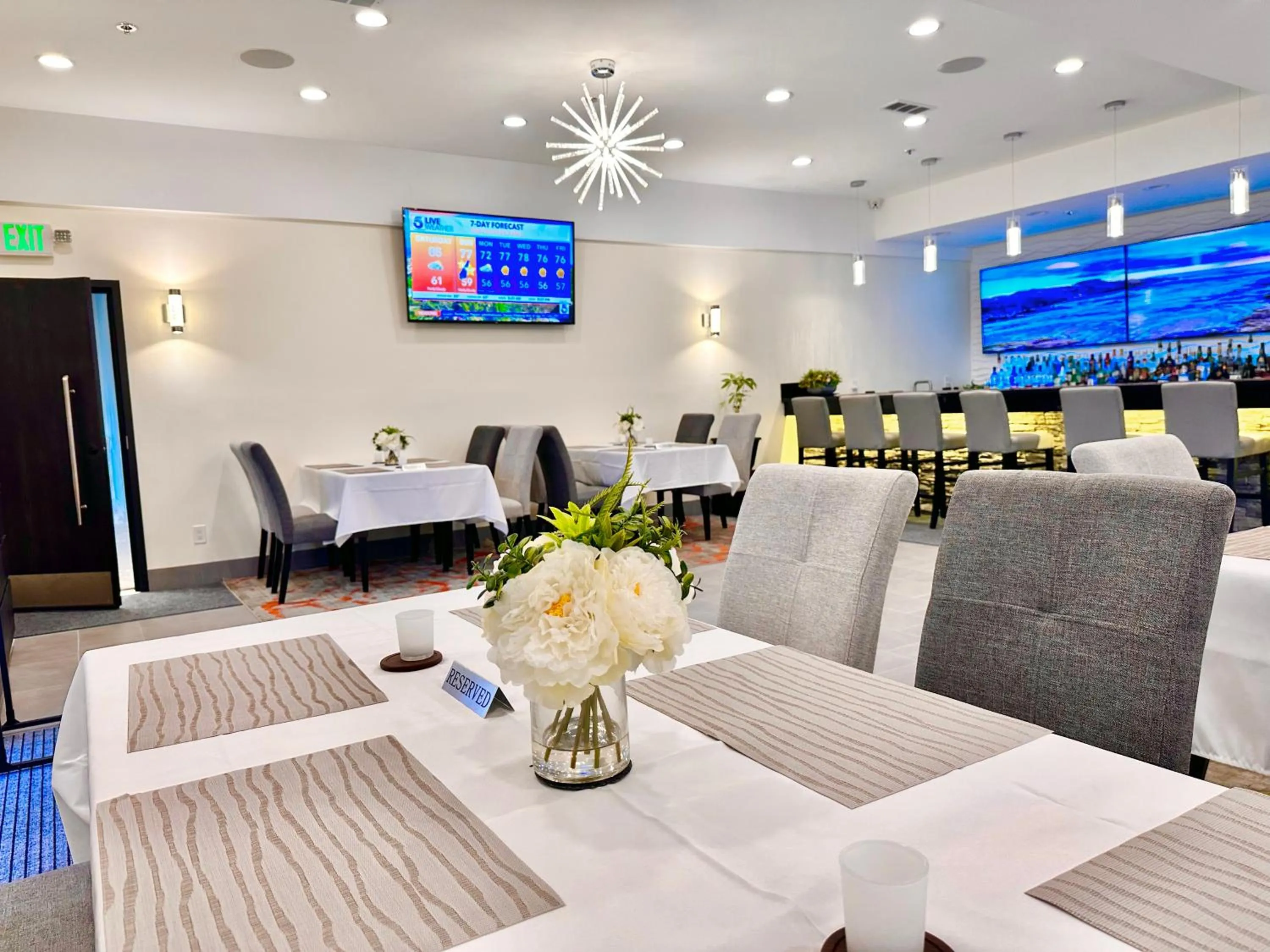 Lounge or bar in Lincoln Hotel Monterey Park Los Angeles