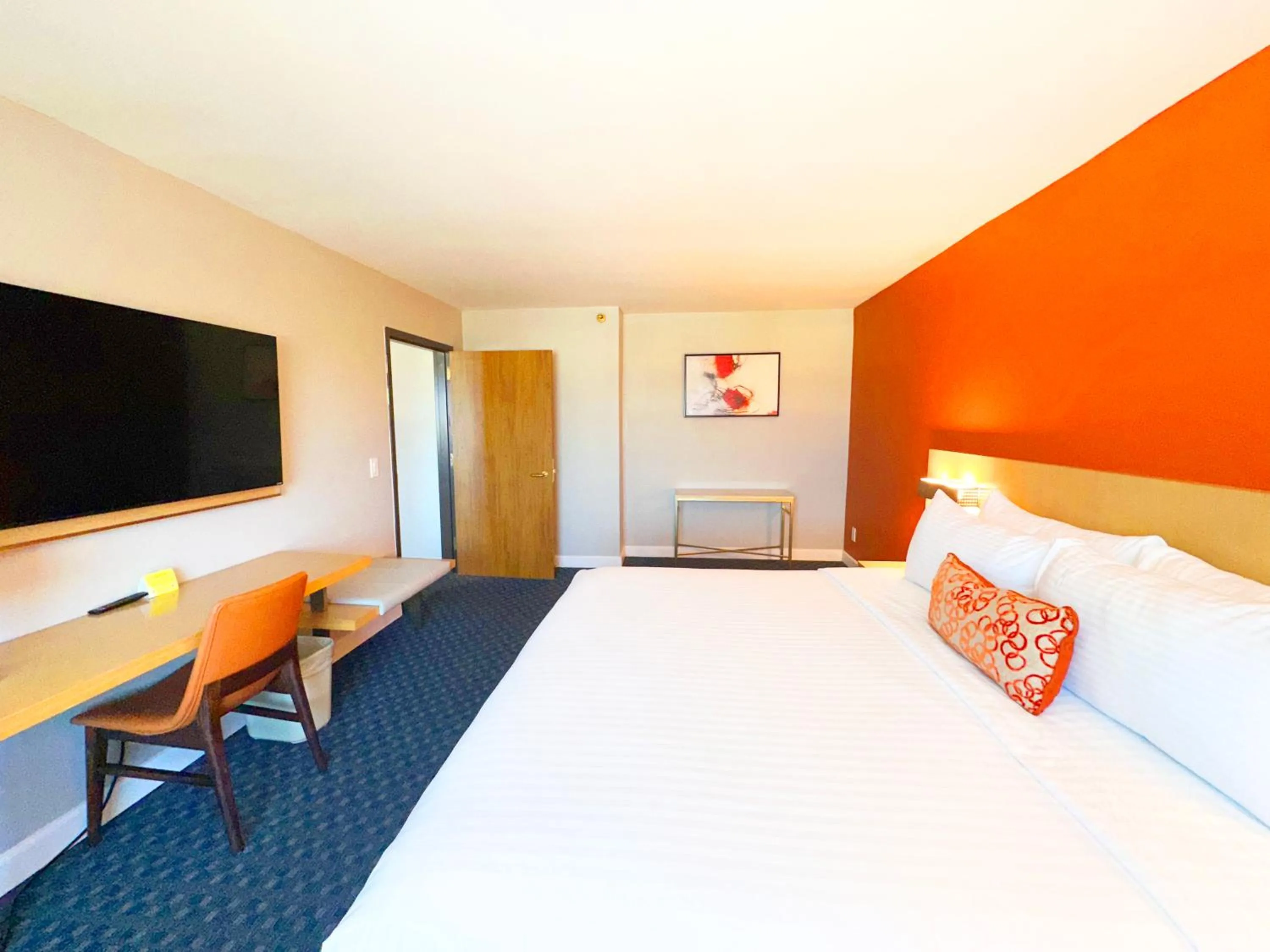 Bedroom, Bed in Lincoln Hotel Monterey Park Los Angeles