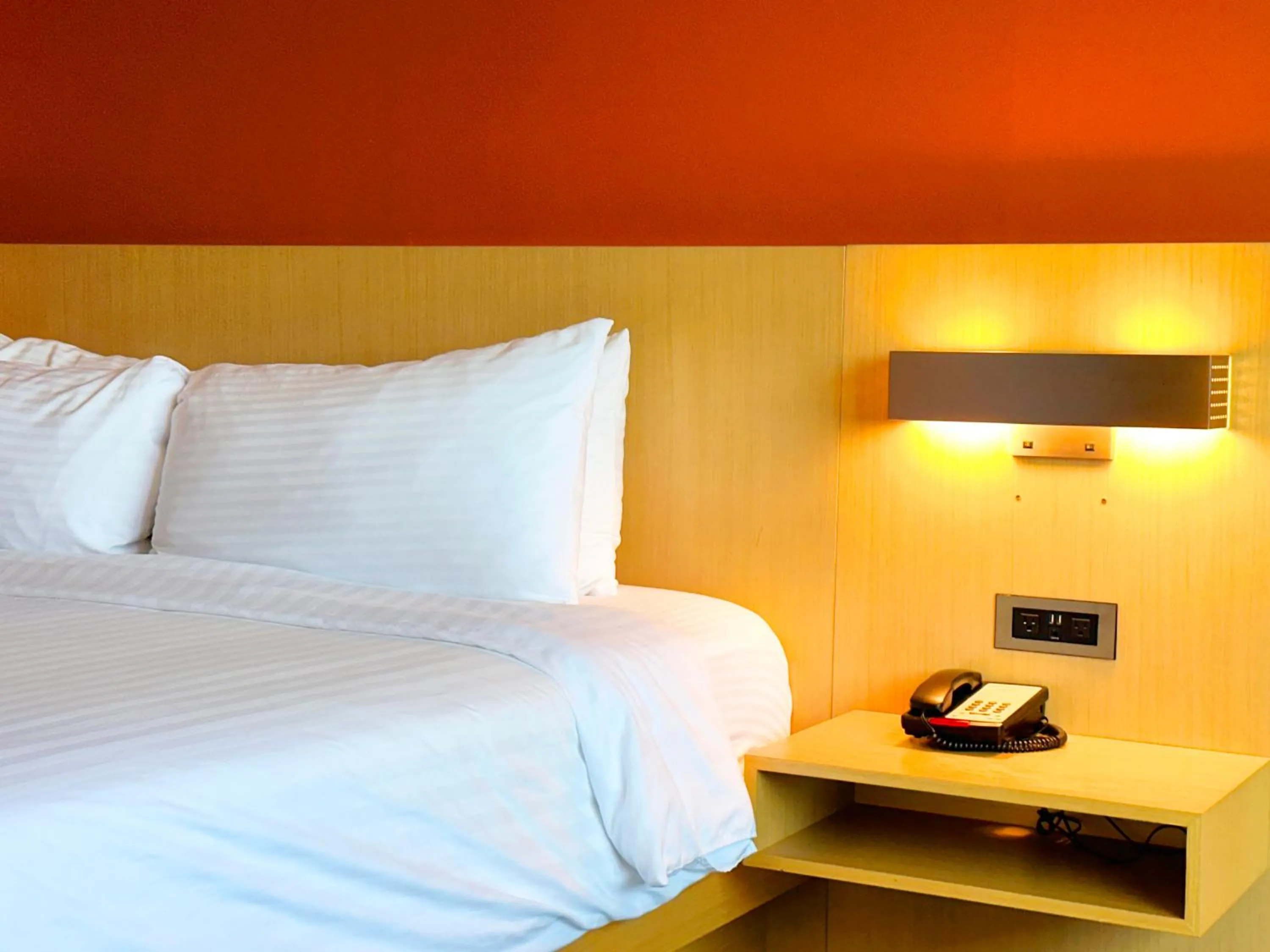 Bed in Lincoln Hotel Monterey Park Los Angeles