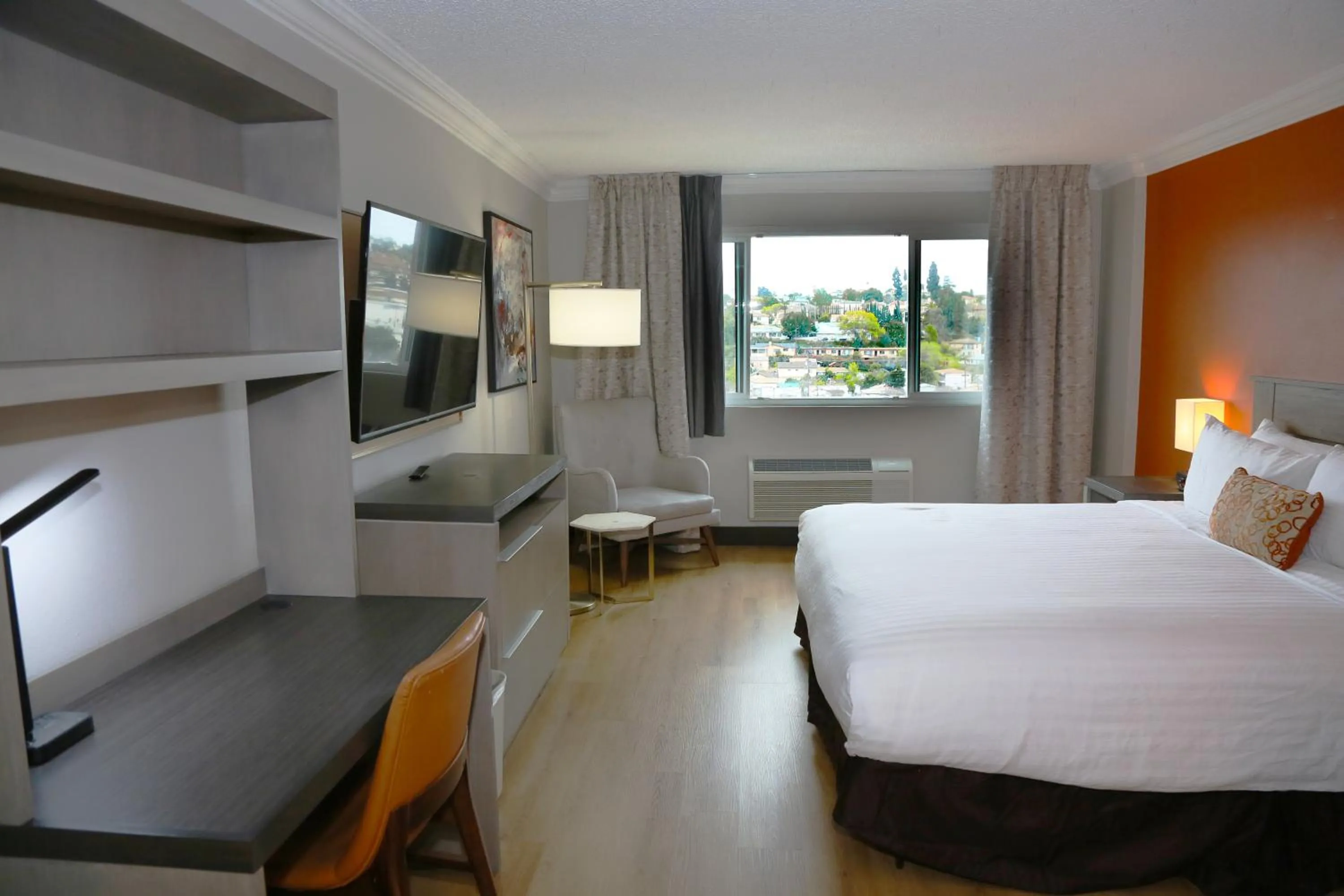 Photo of the whole room, Bed in Lincoln Hotel Monterey Park Los Angeles