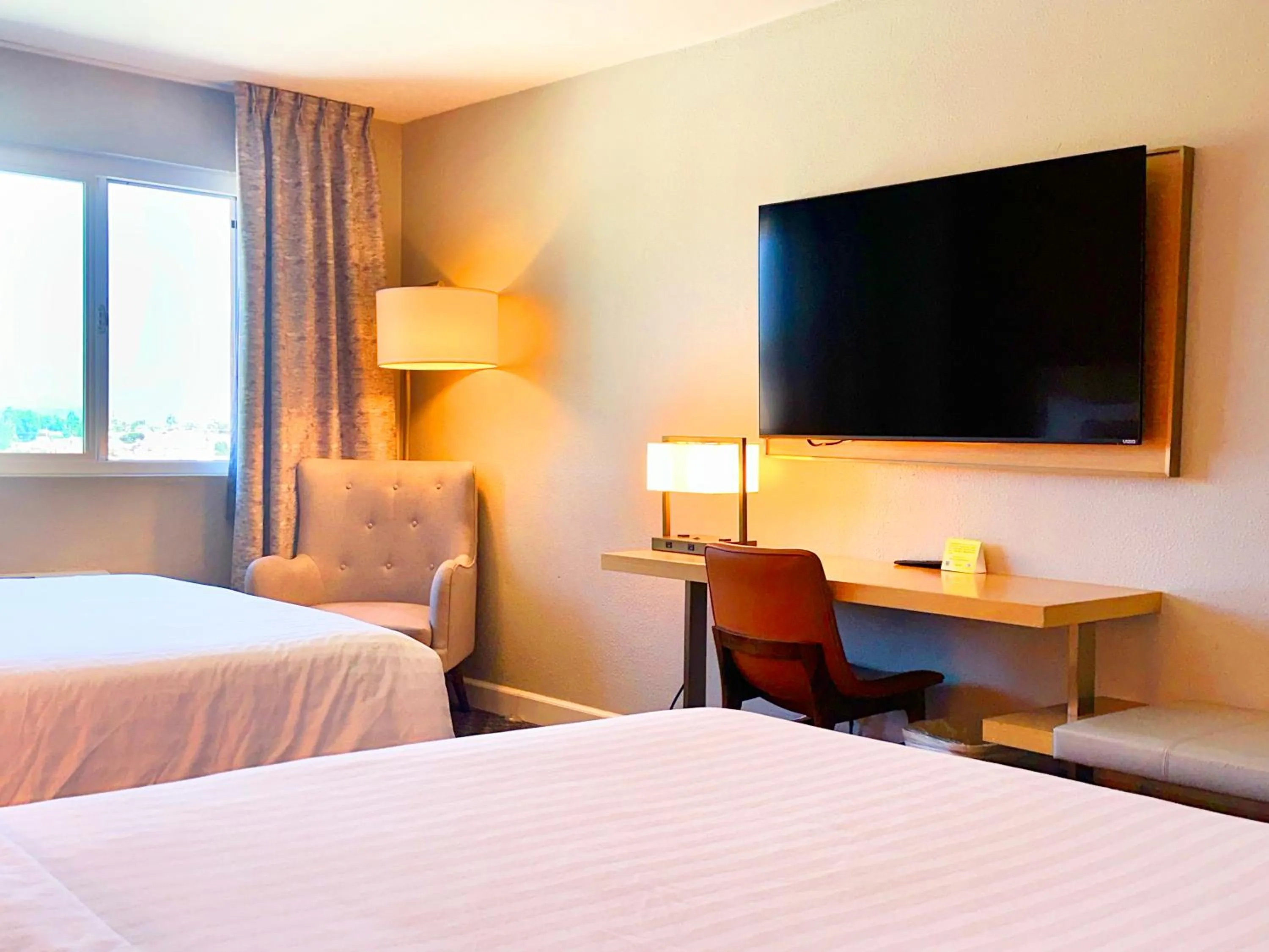 hair dresser, Bed in Lincoln Hotel Monterey Park Los Angeles