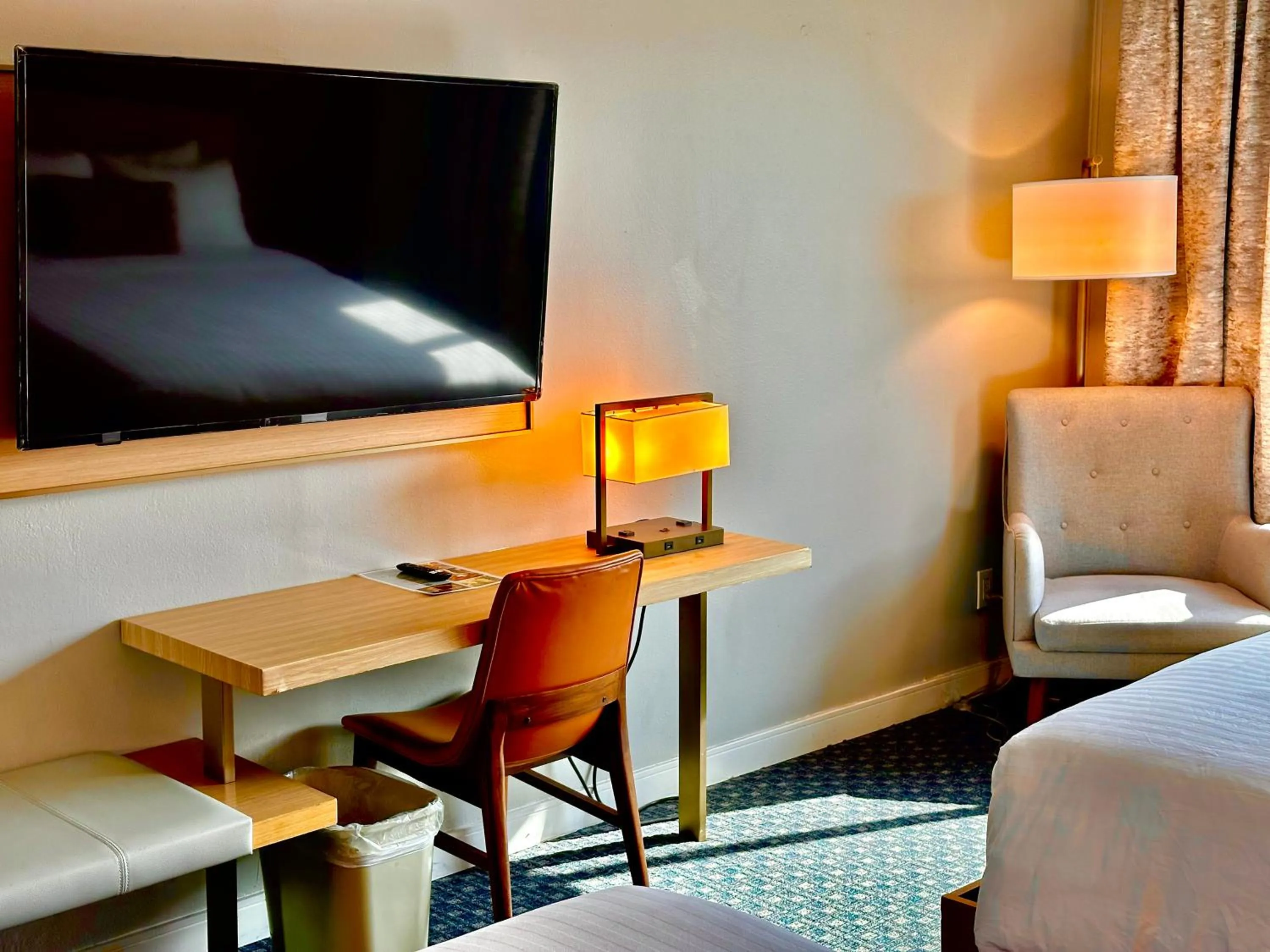 TV and multimedia, Bed in Lincoln Hotel Monterey Park Los Angeles