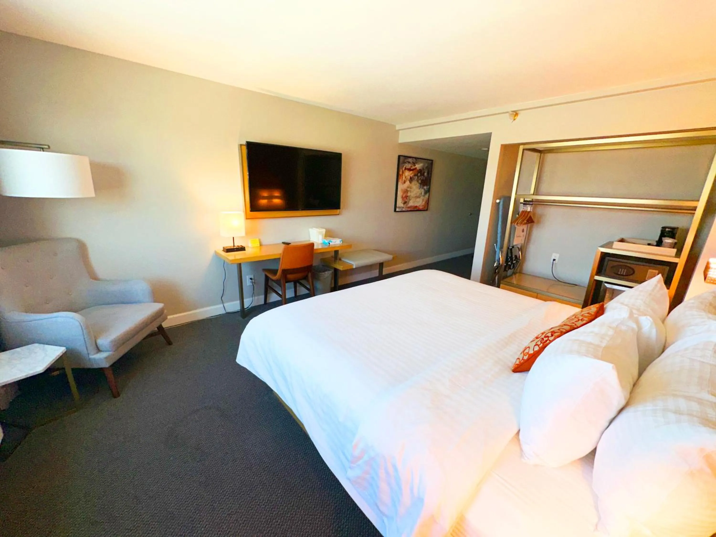 Bed in Lincoln Hotel Monterey Park Los Angeles