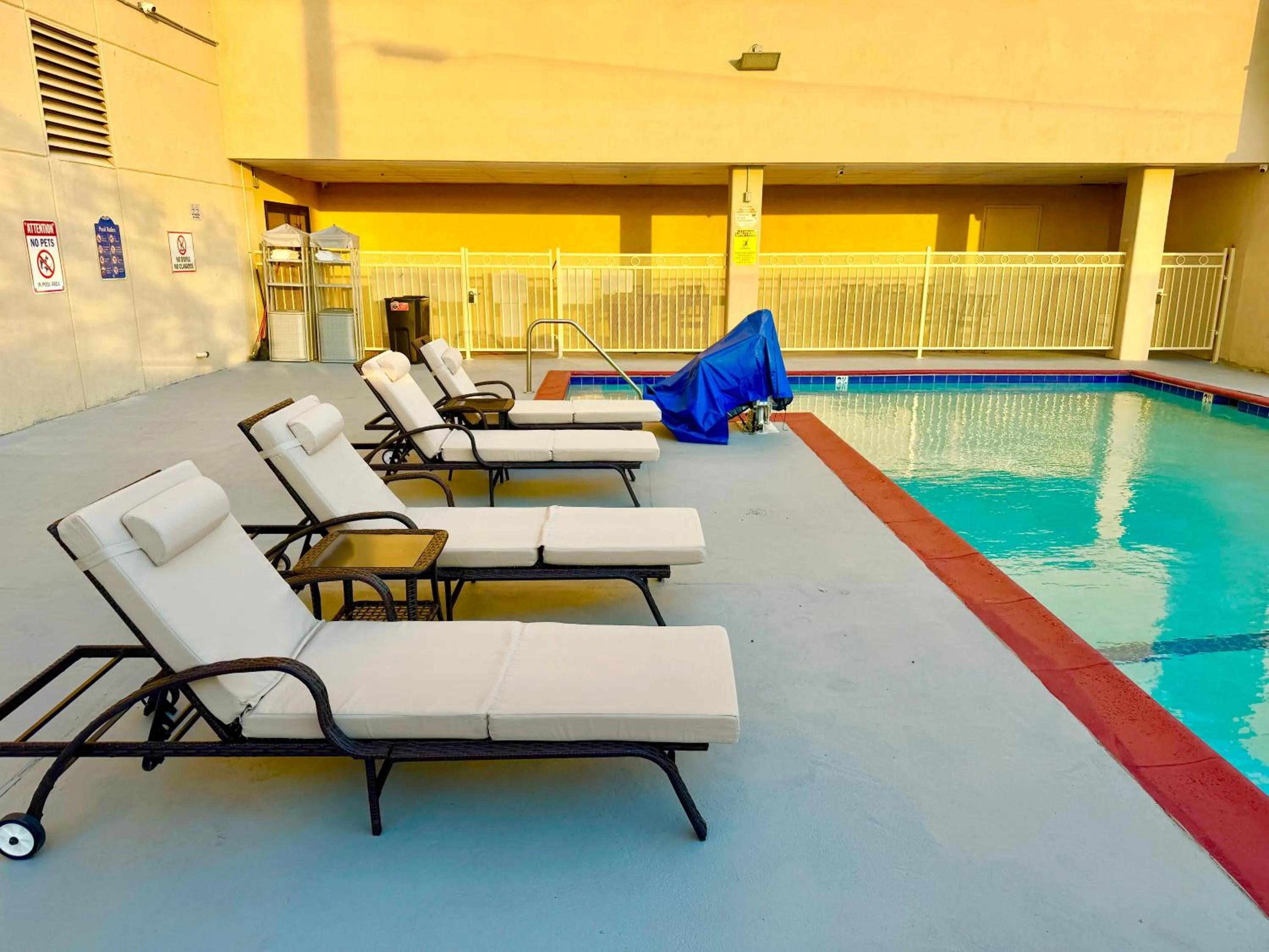 Swimming pool in Lincoln Hotel Monterey Park Los Angeles