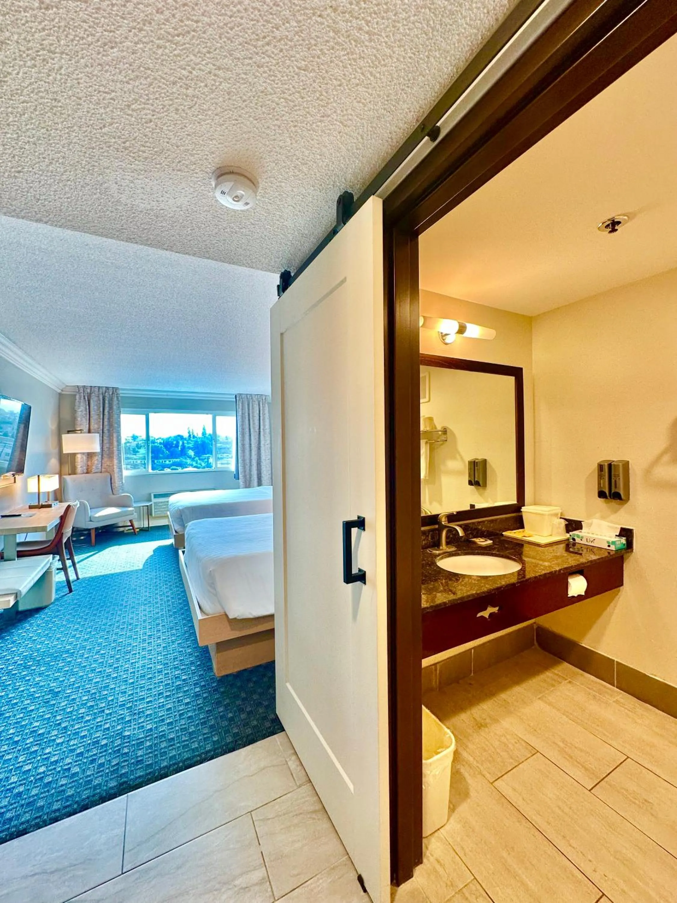 Photo of the whole room, Bed in Lincoln Hotel Monterey Park Los Angeles